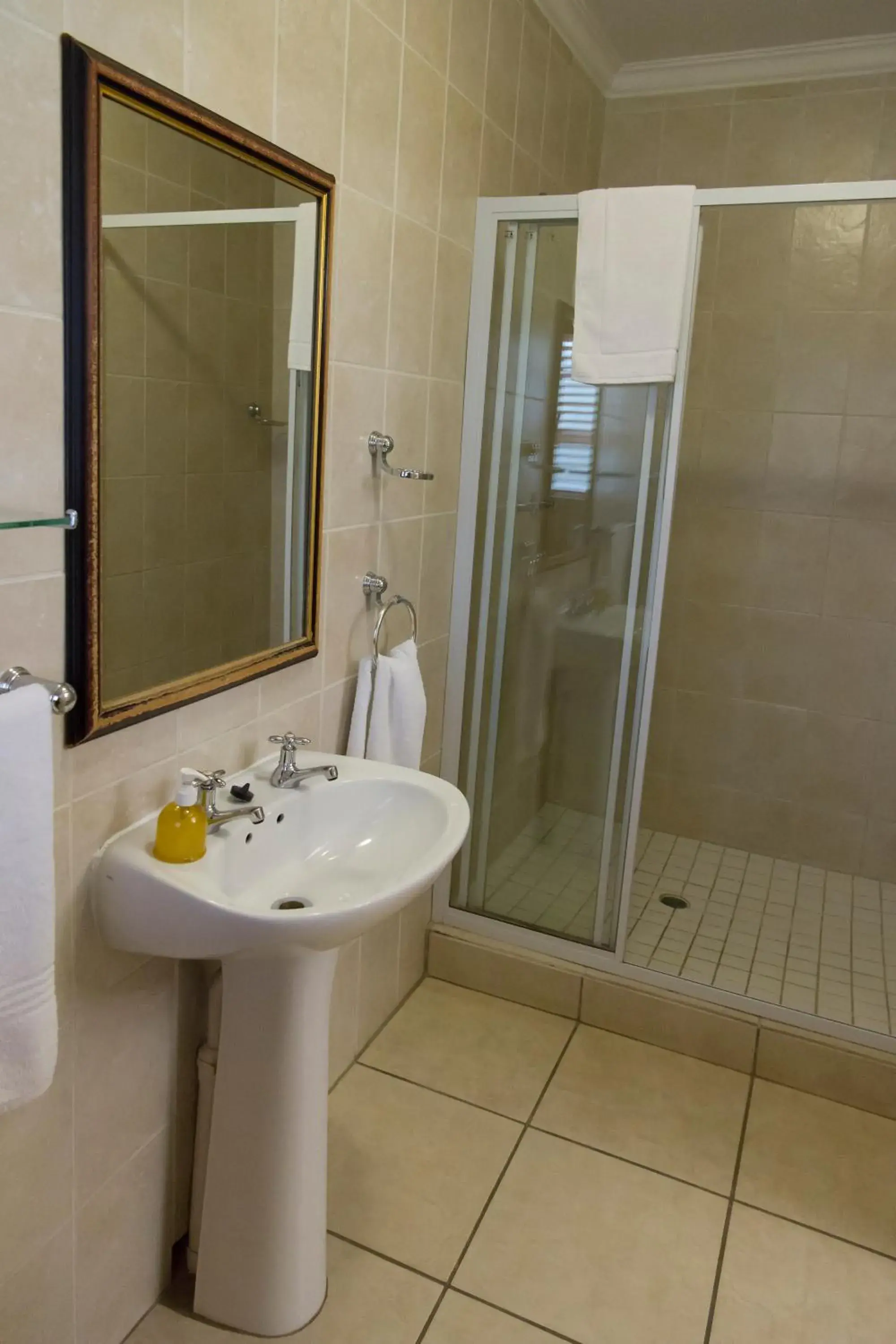 Twin Room with Garden Access - Room 9 in Bayswater Lodge Twin Room with Garden Access - Room 9 in Bayswater Lodge