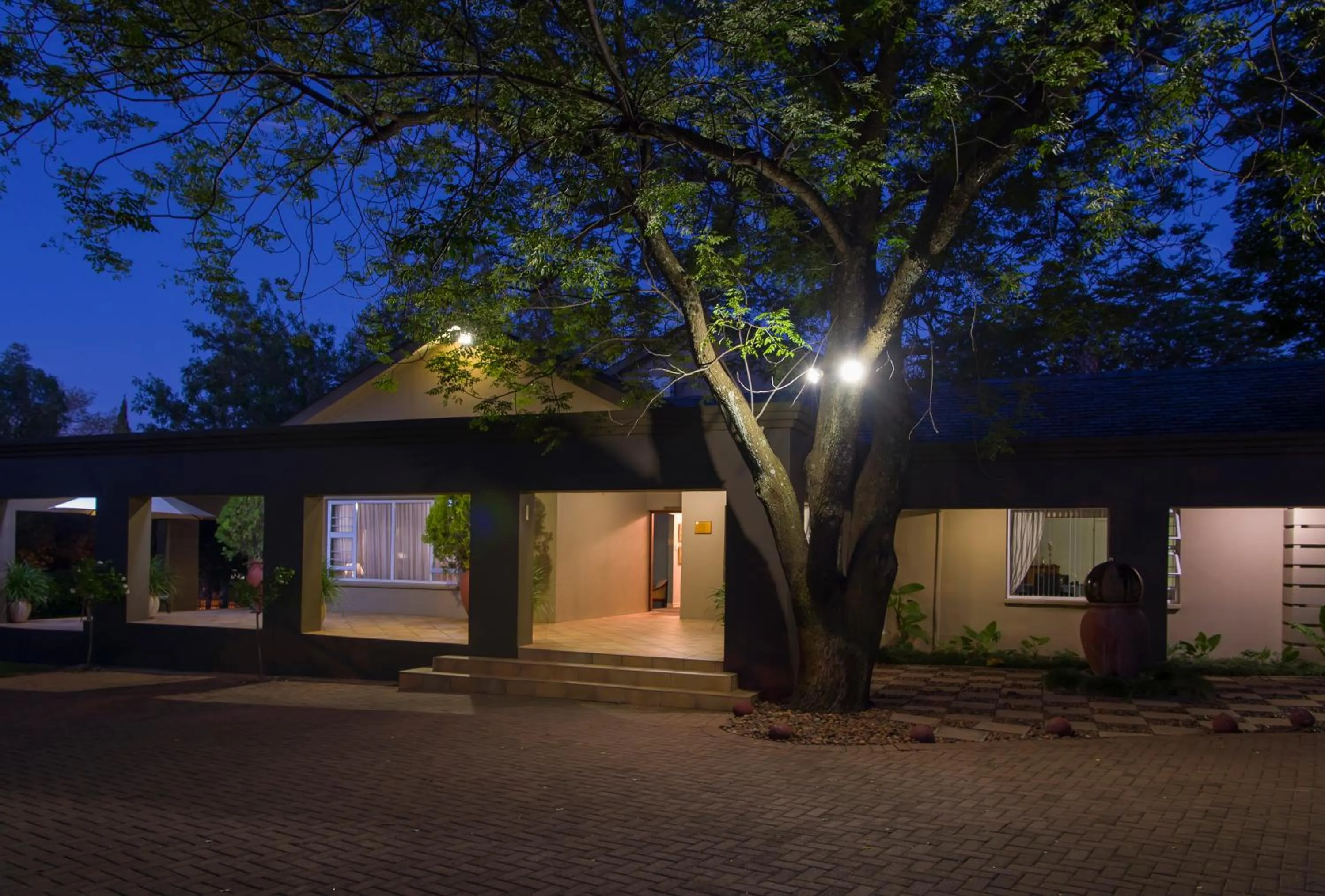 Facade/entrance in Bayswater Lodge