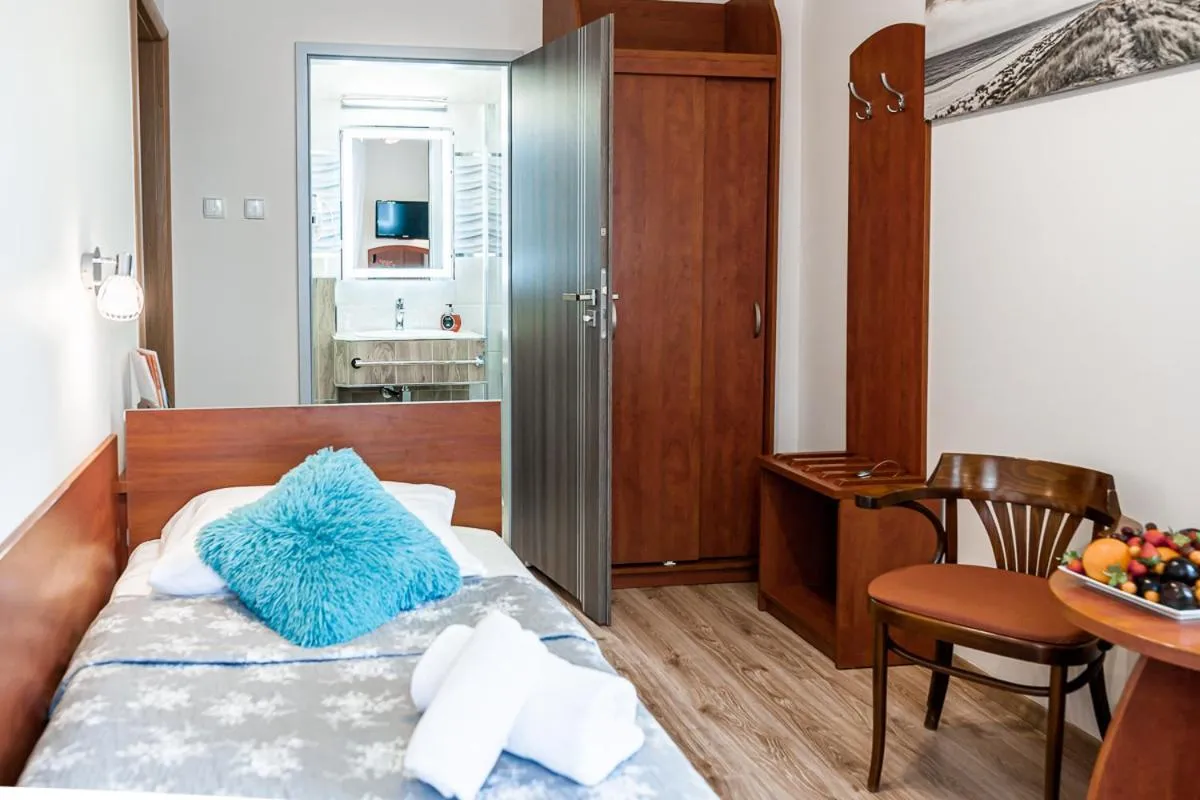 Bathroom, Bed in Hotel Cis