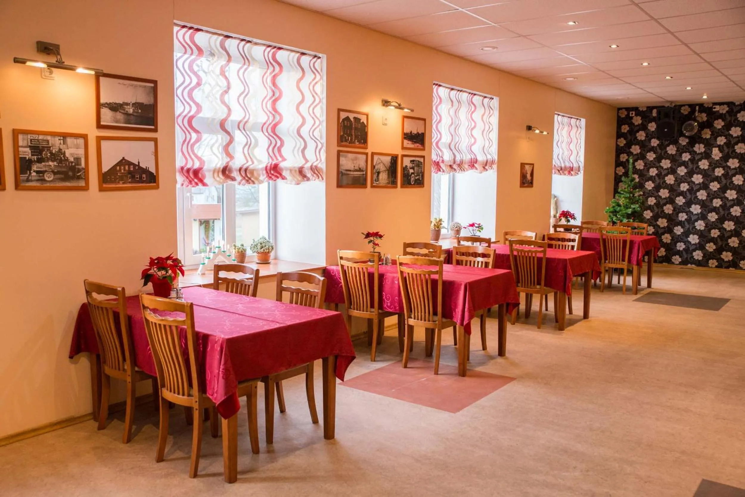 Restaurant/places to eat in Ankur Hotell