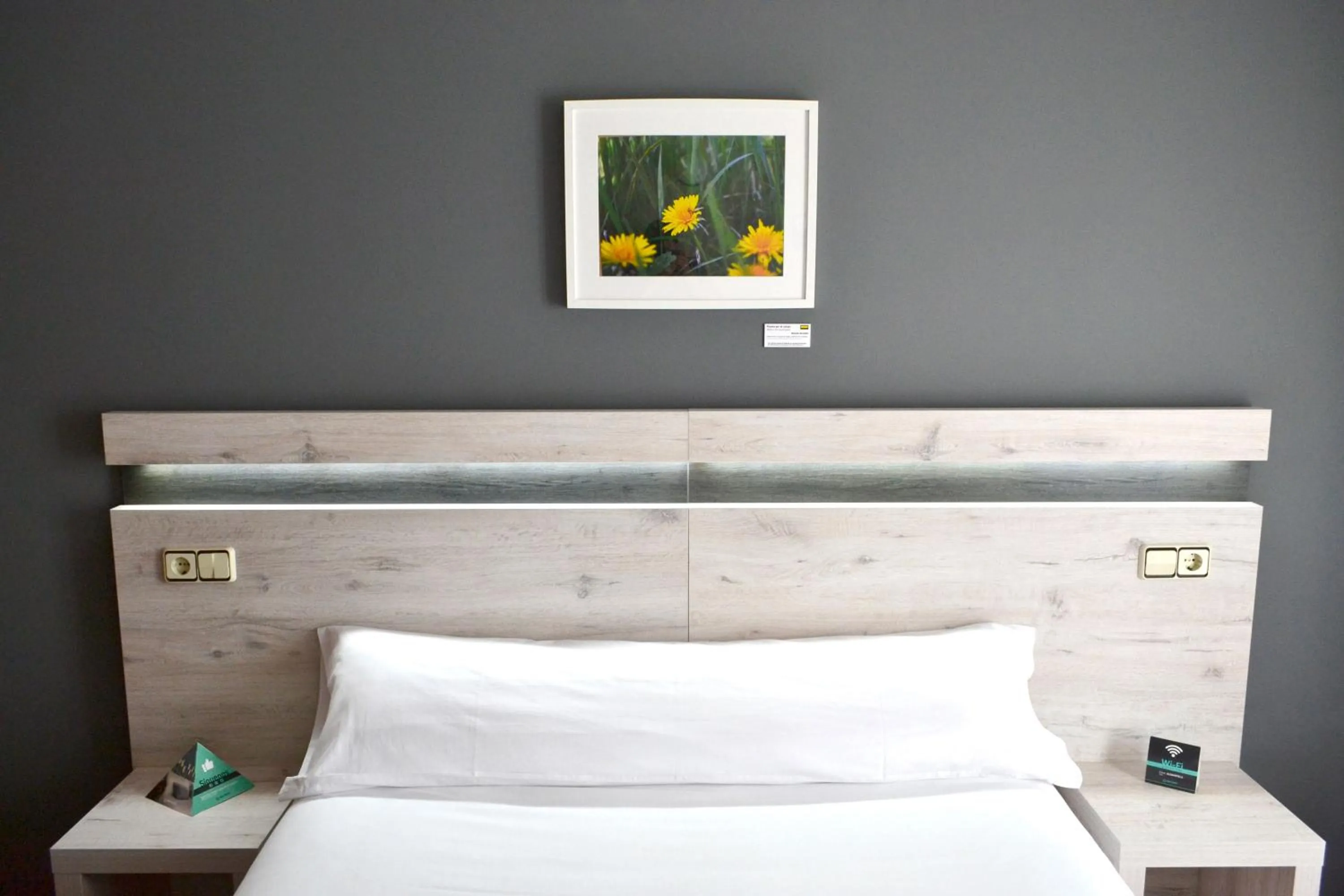 Photo of the whole room, Bed in Alda Puerta Coruña