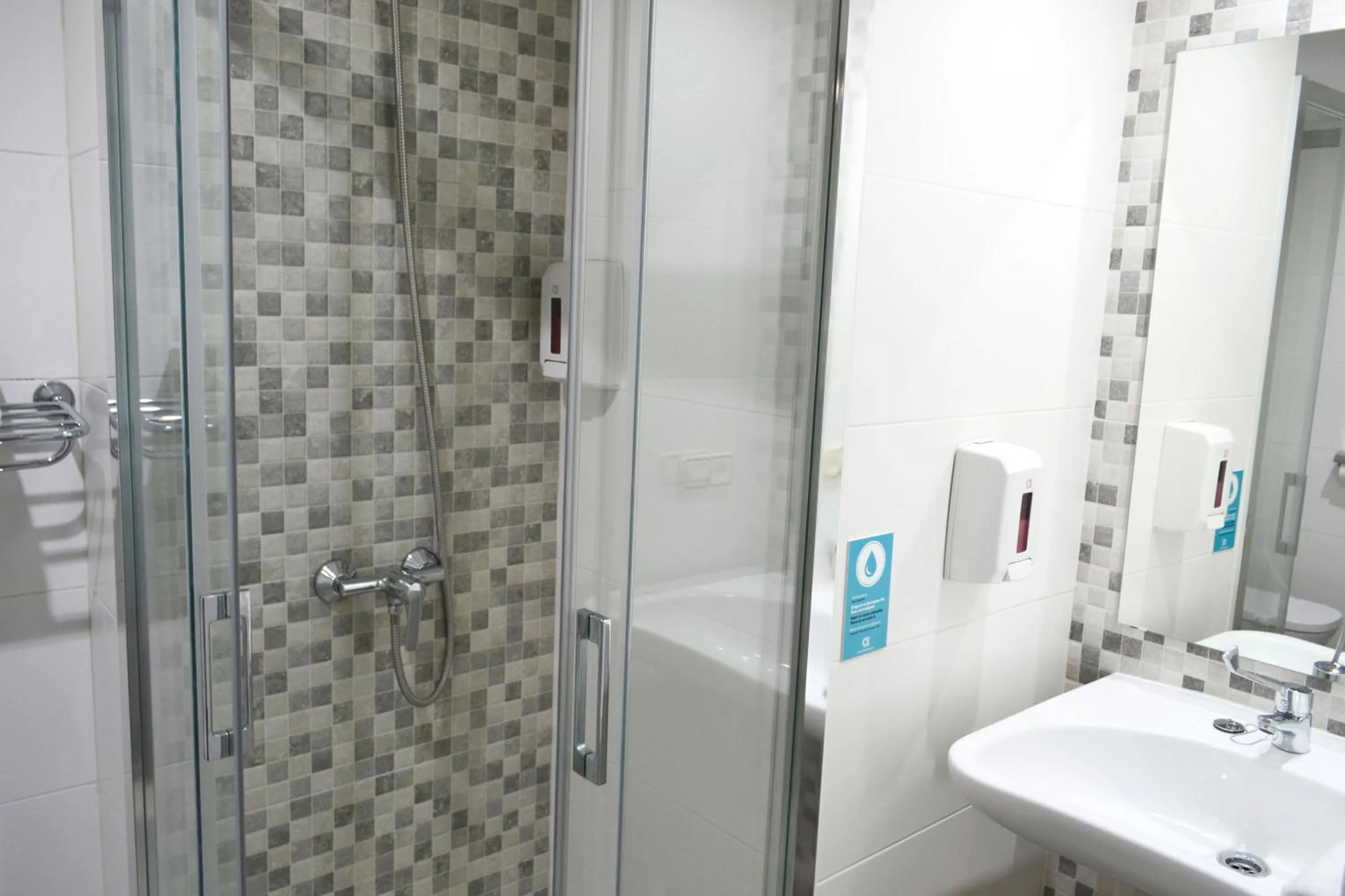 Shower in Alda Puerta Coruña