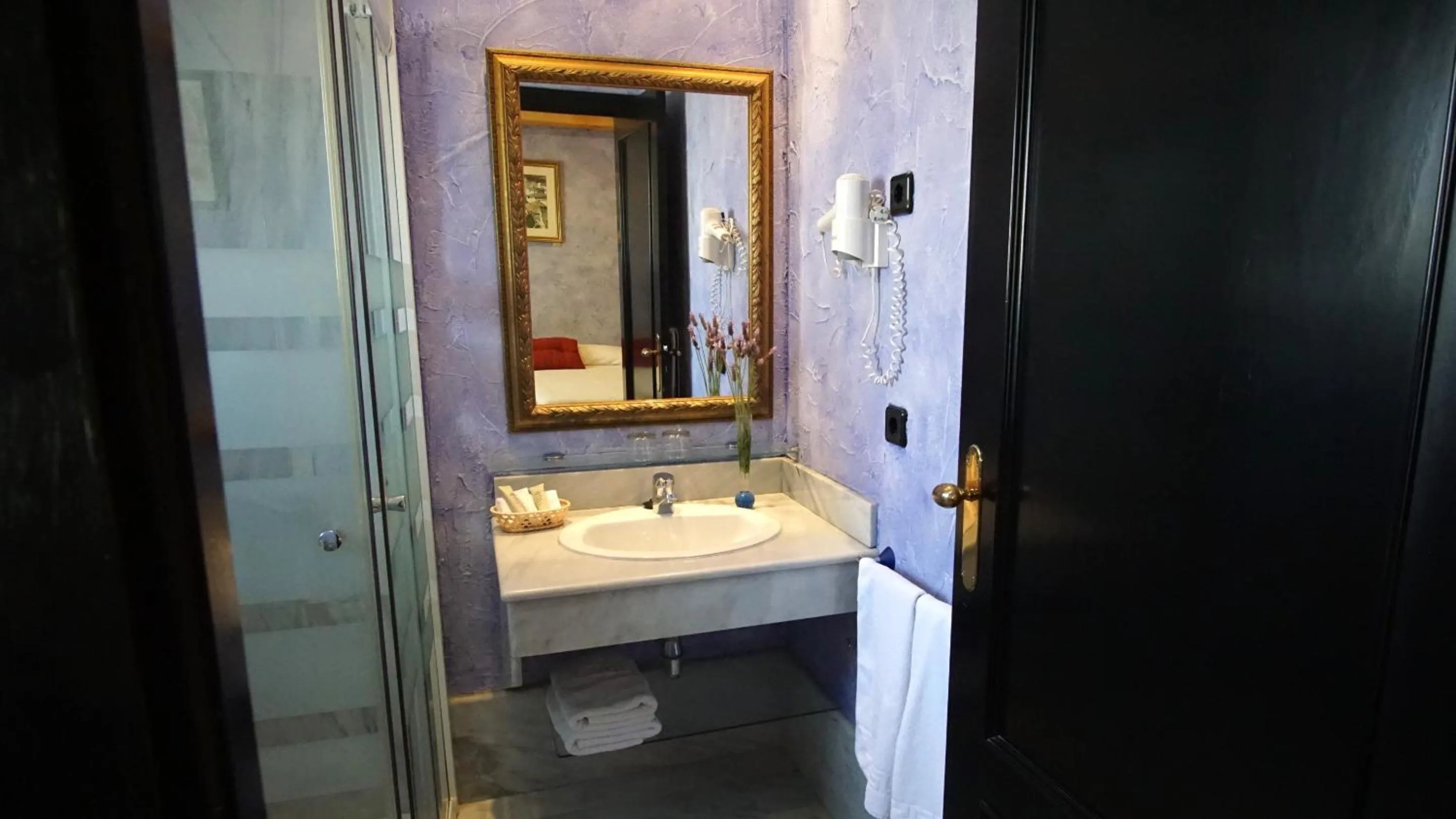 Bathroom in Hotel Tikar