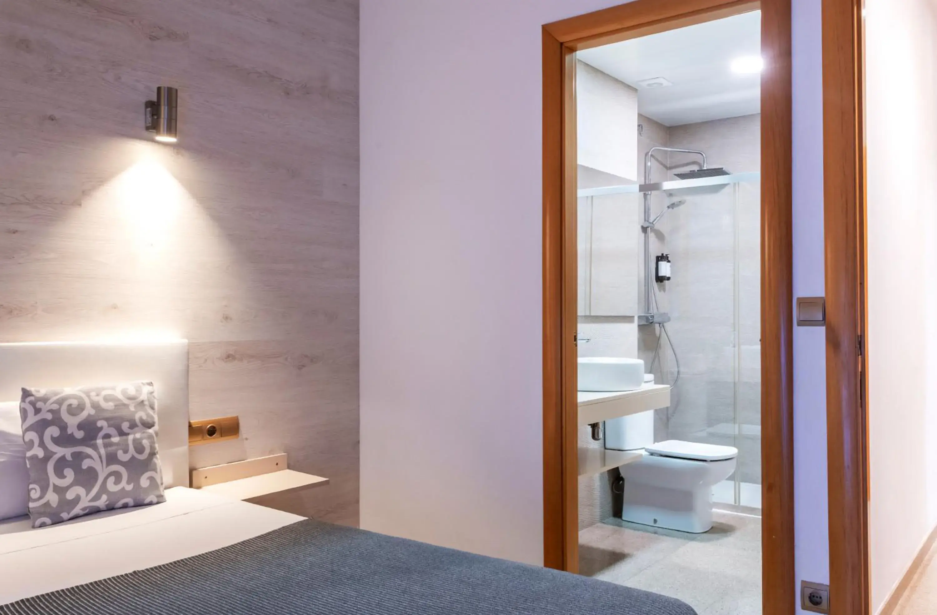 Two-Bedroom Apartment with Balcony (6 Adultos) in Aparthotel Rambla108 Two-Bedroom Apartment with Balcony (6 Adultos) in Aparthotel Rambla108