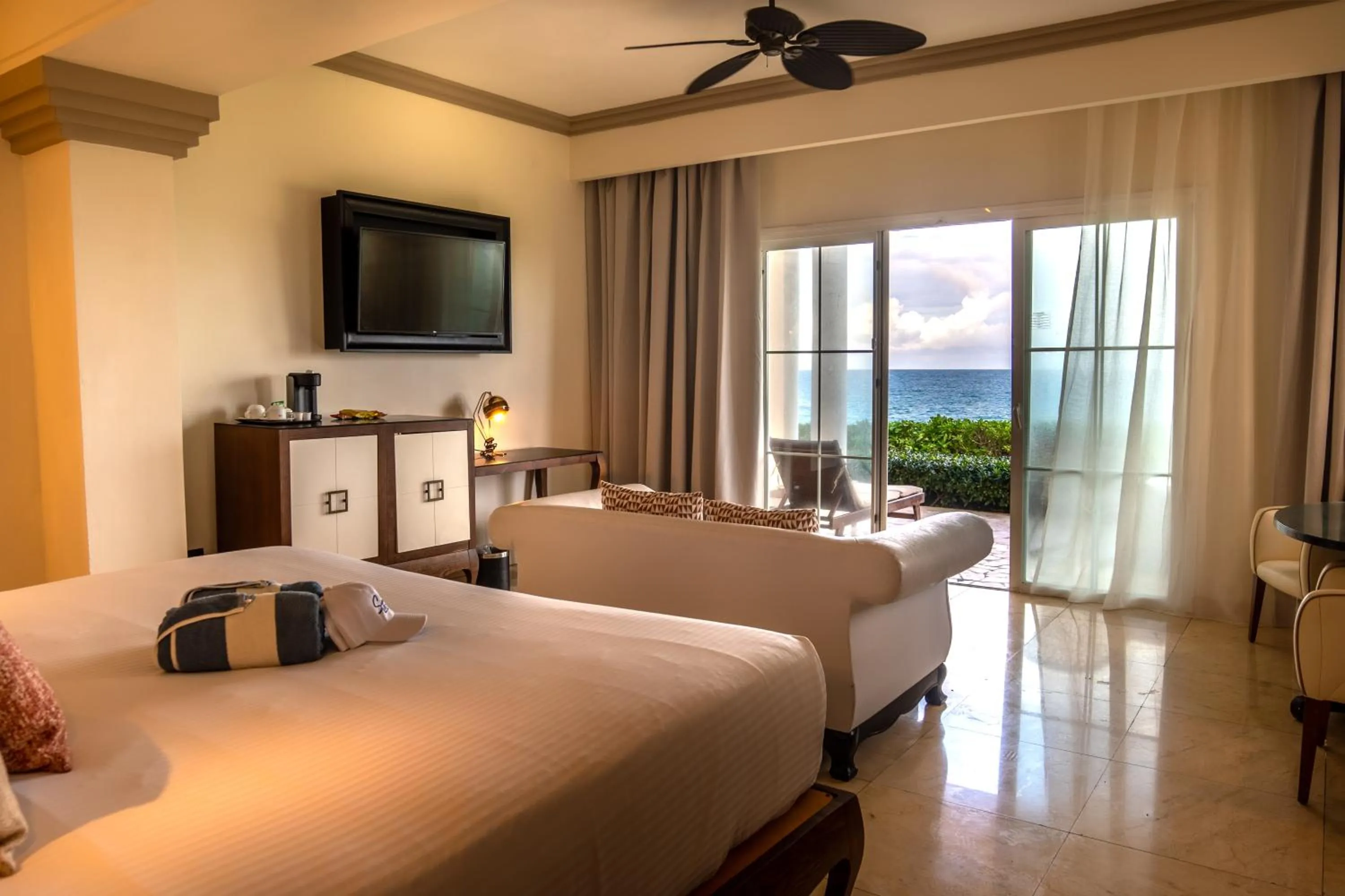 Living room, Bed in Grand Palladium Lady Hamilton Resort & Spa - All Inclusive