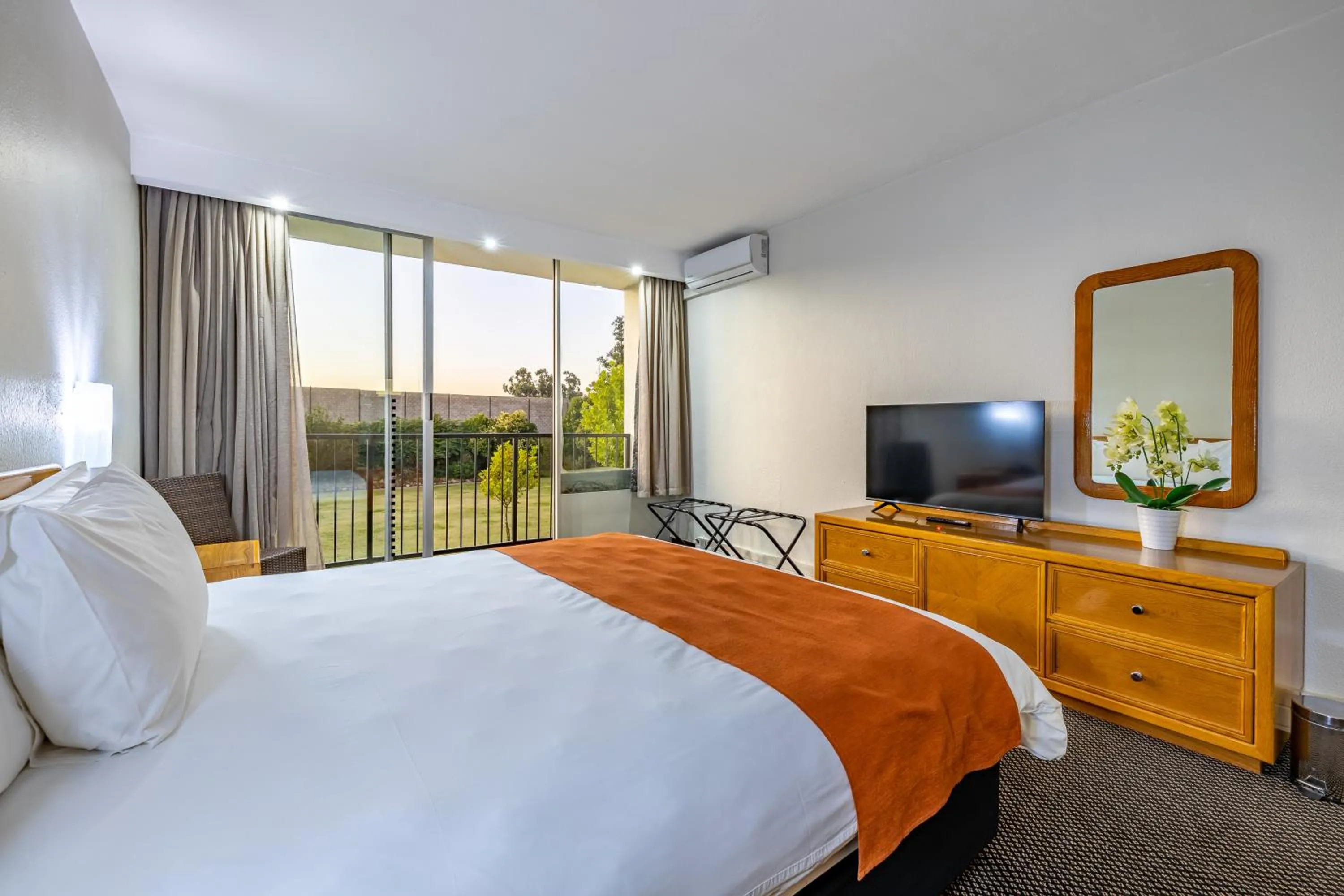 Bedroom, Bed in African Sky Harrismith Inn