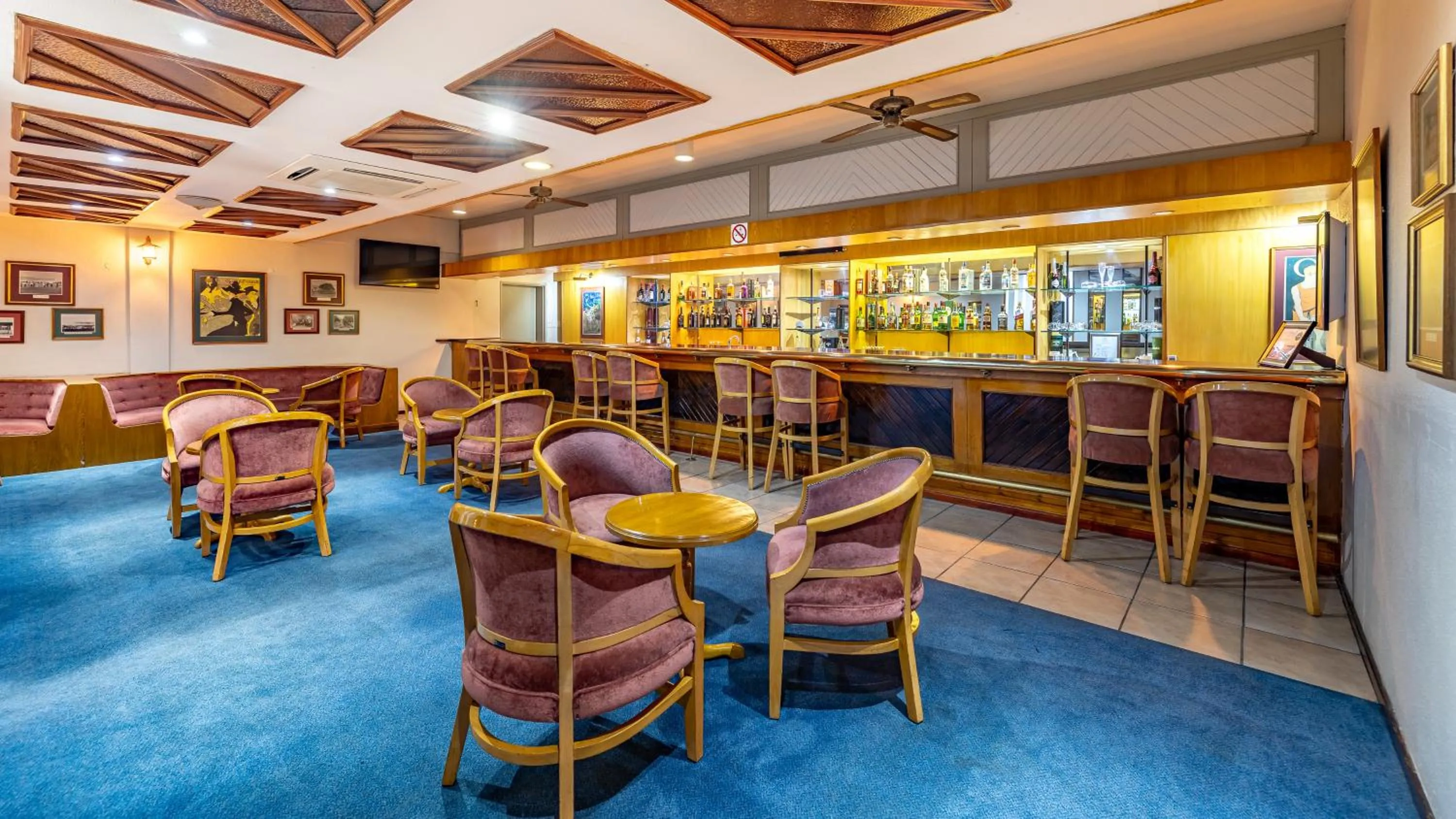 Lounge or bar in African Sky Harrismith Inn