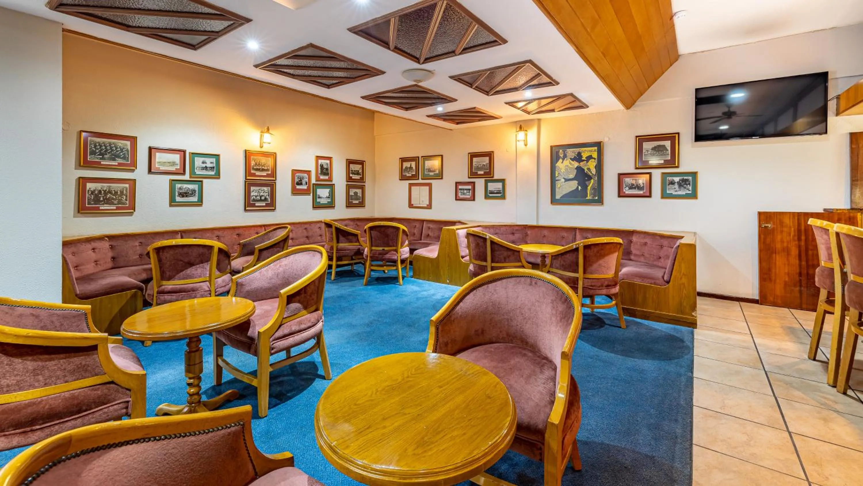 Lounge or bar in African Sky Harrismith Inn