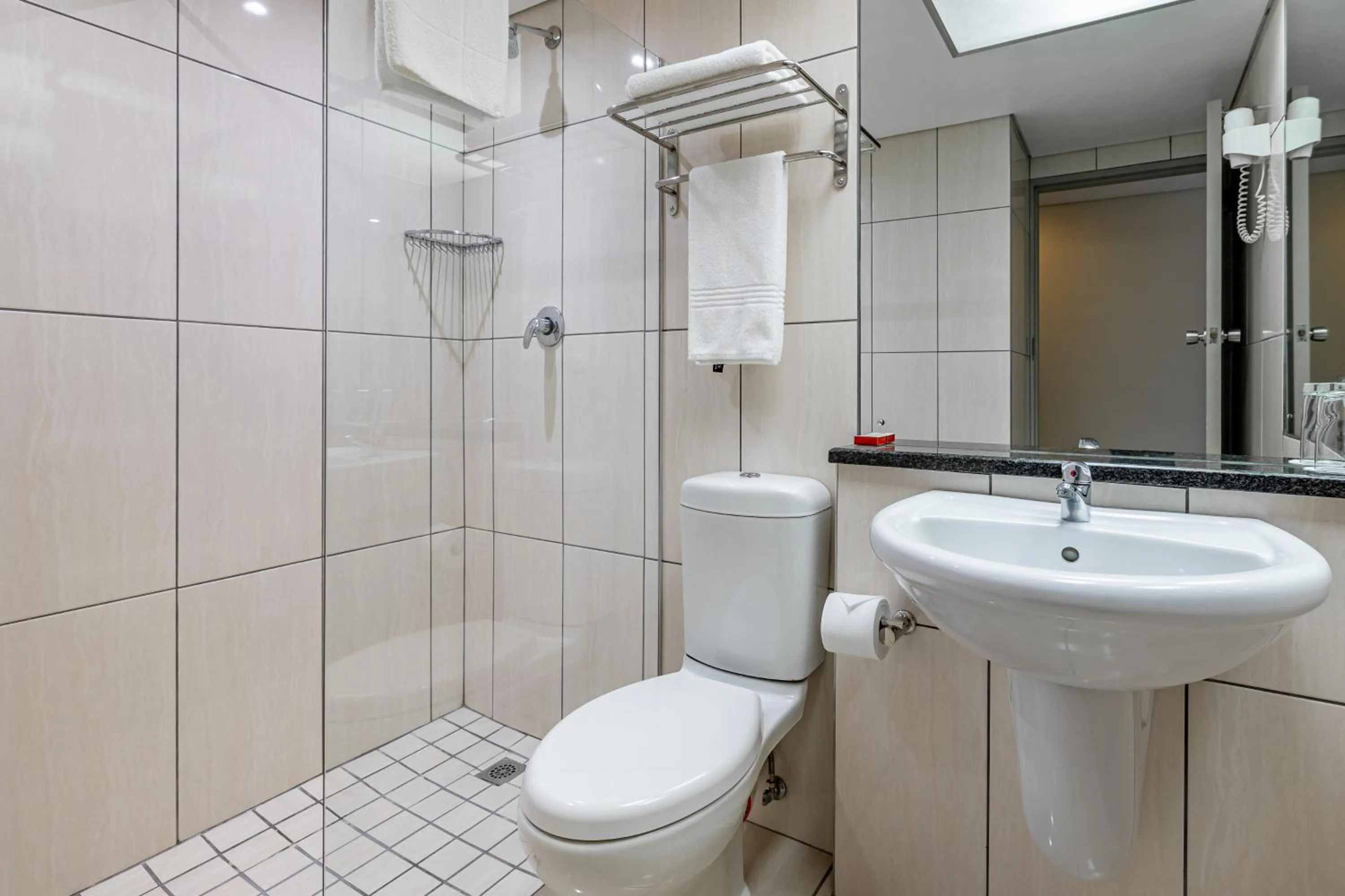 Bathroom in African Sky Harrismith Inn