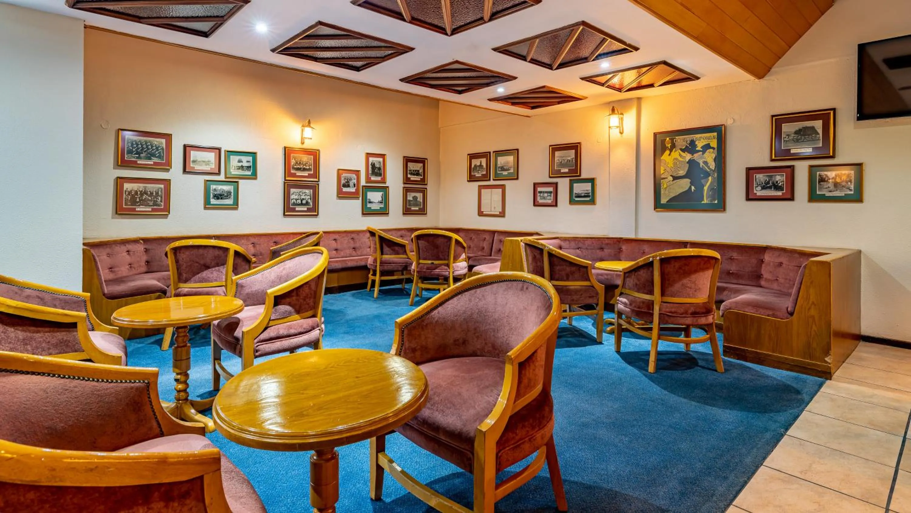 Lounge or bar in African Sky Harrismith Inn