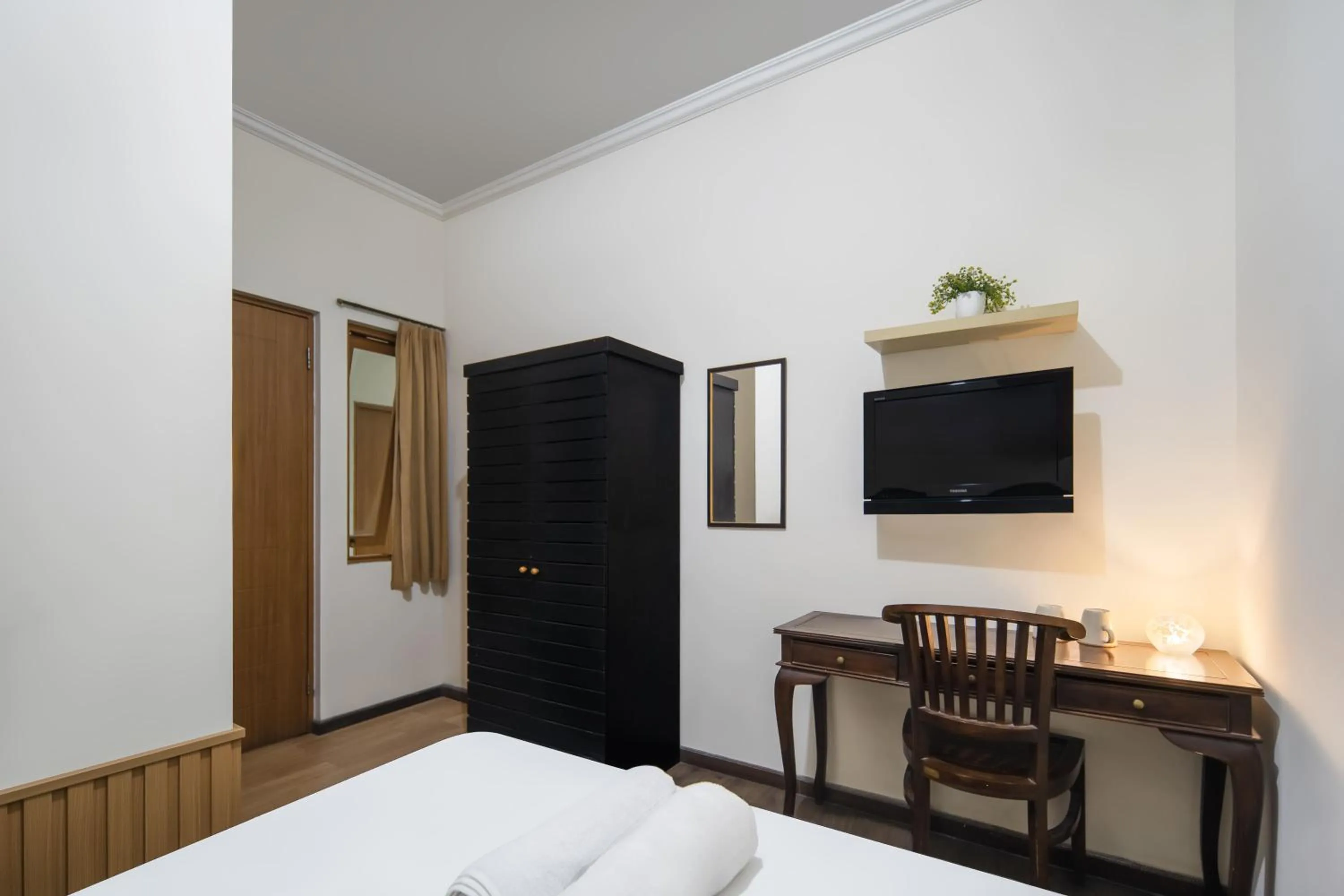 Photo of the whole room, Bed in Cove Casavanda