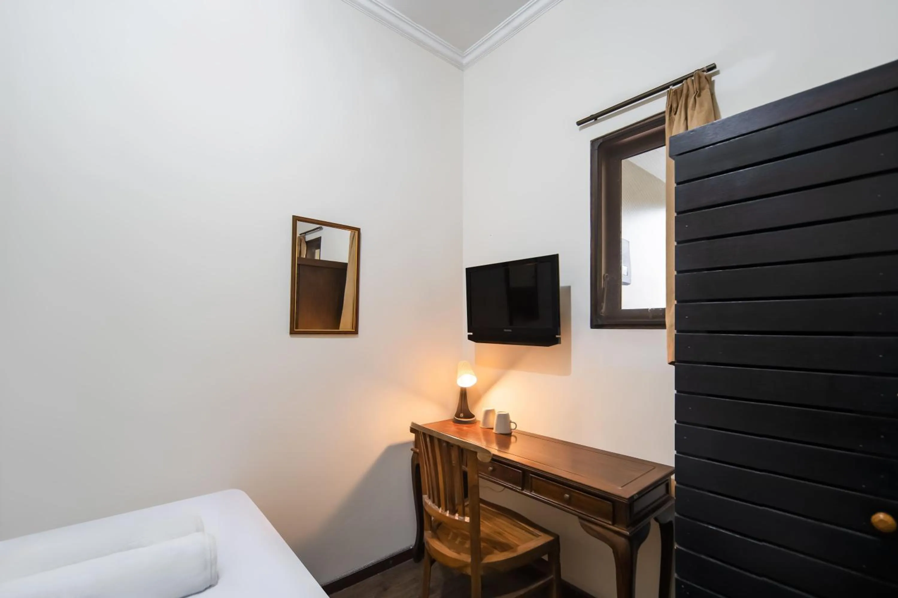 Photo of the whole room, Bed in Cove Casavanda