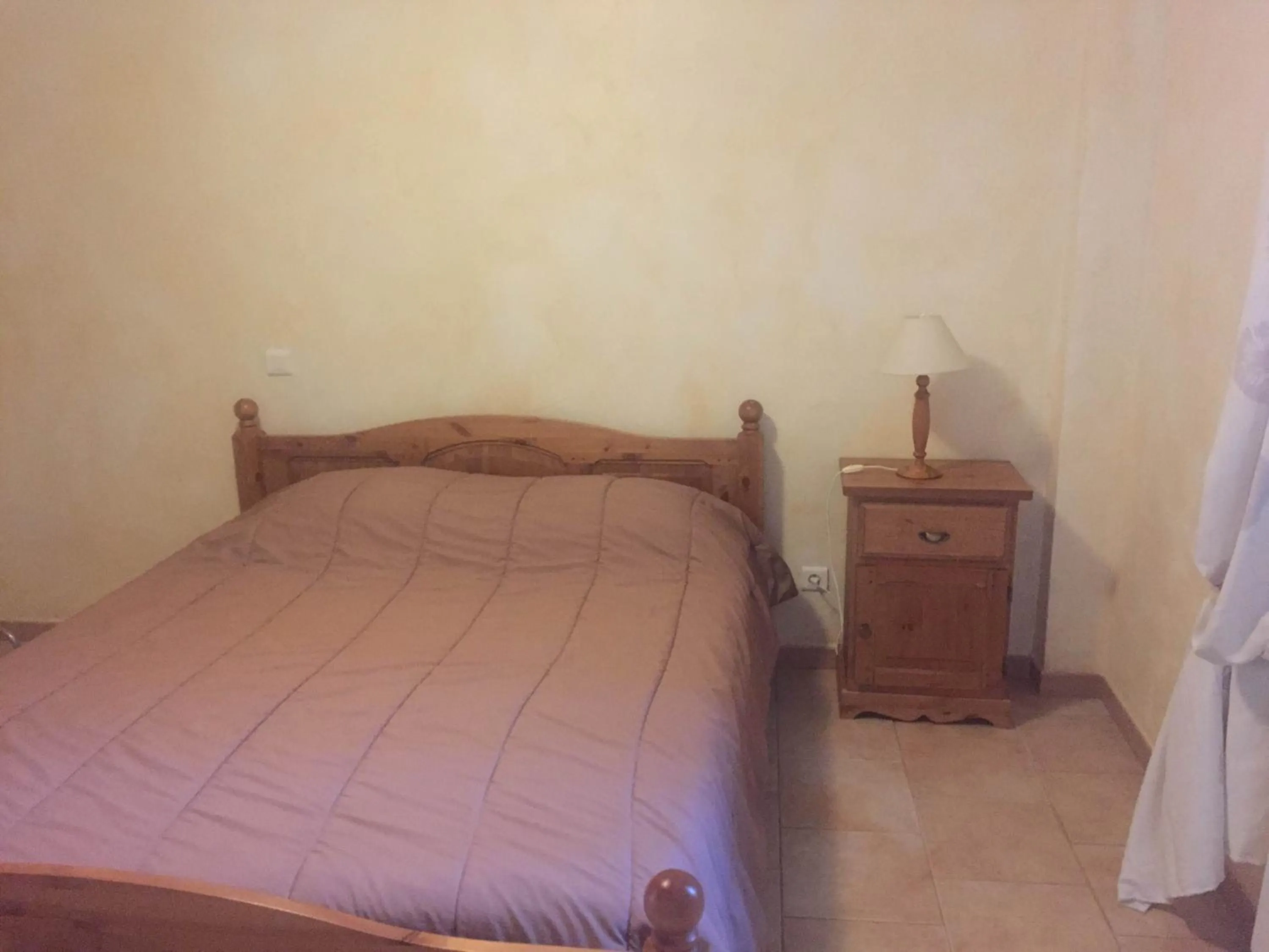 Bed in Auberge Les Olivades