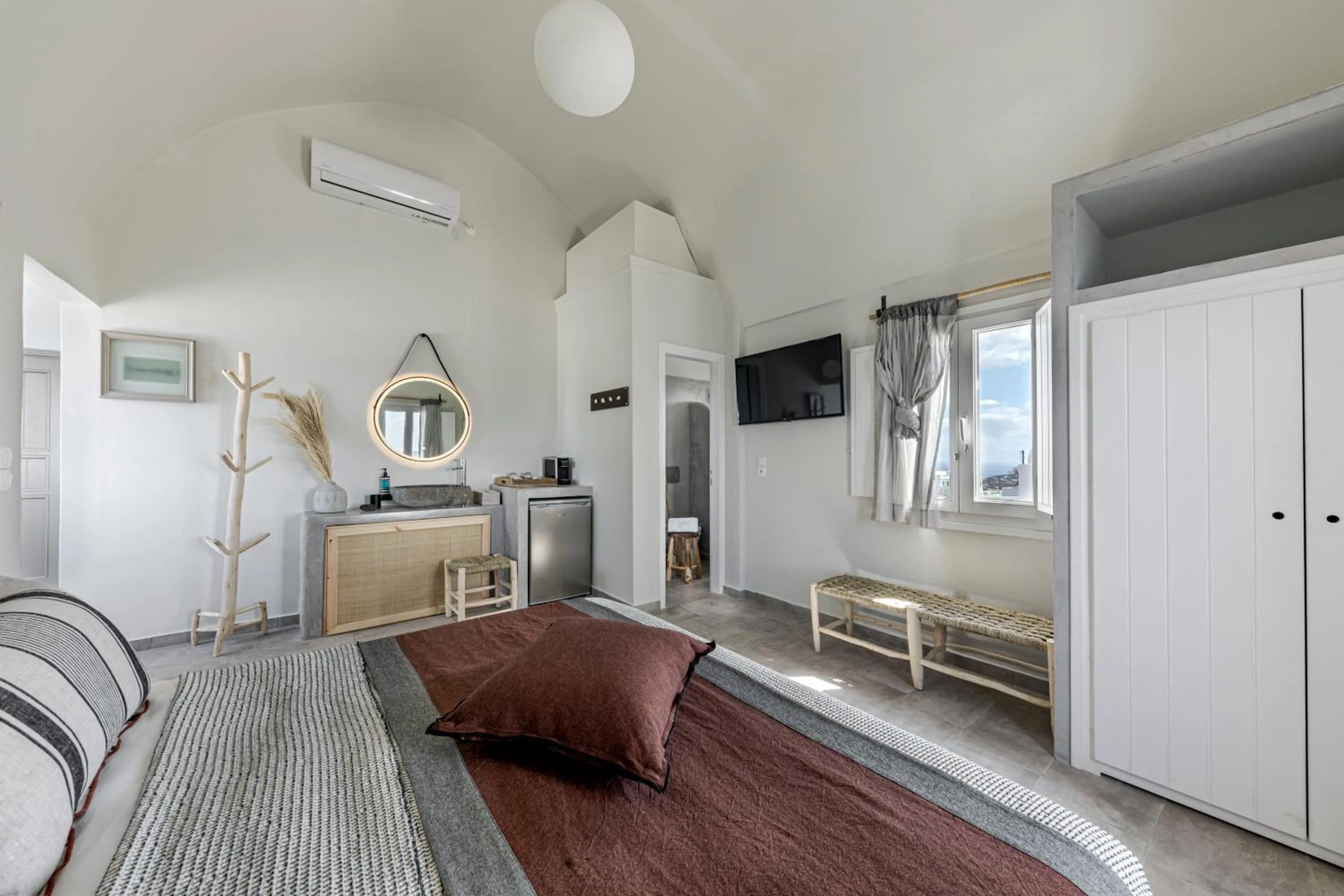 Photo of the whole room, Bed in Grand View - Megalochori Santorini
