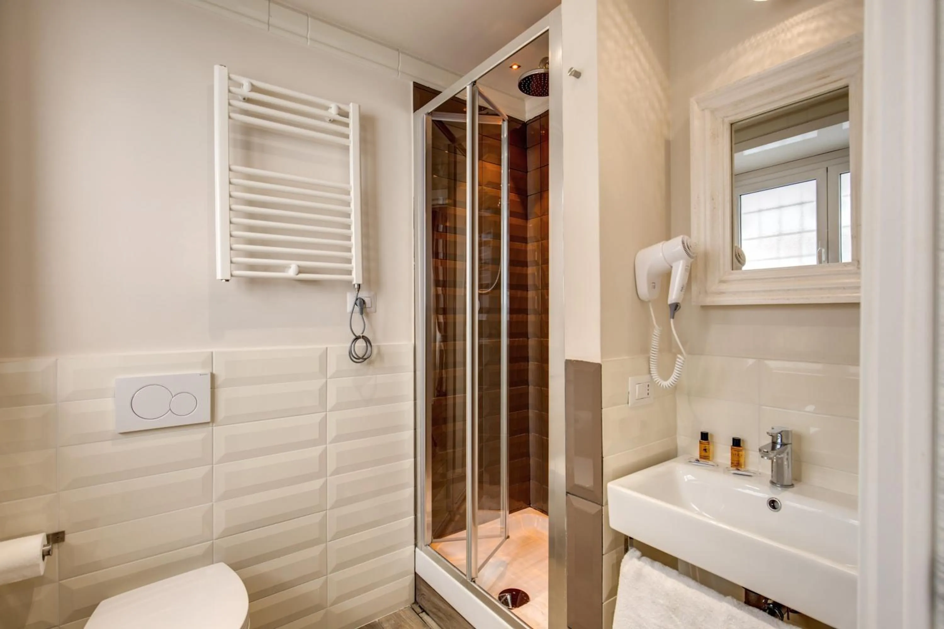 Shower in Casa Mia Vaticano Guest House