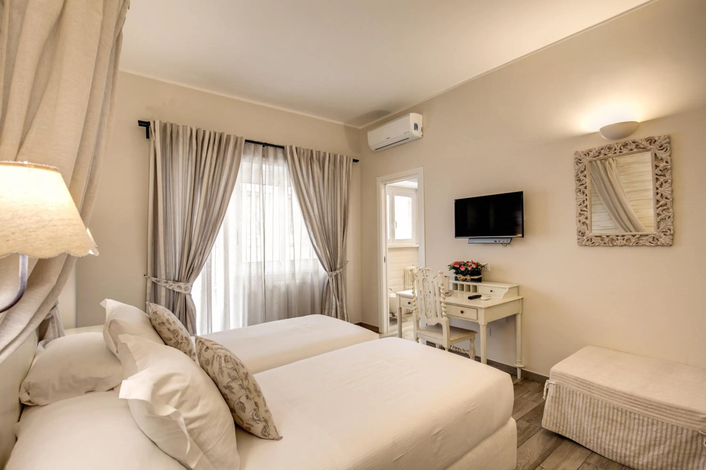 Property building, Bed in Casa Mia Vaticano Guest House