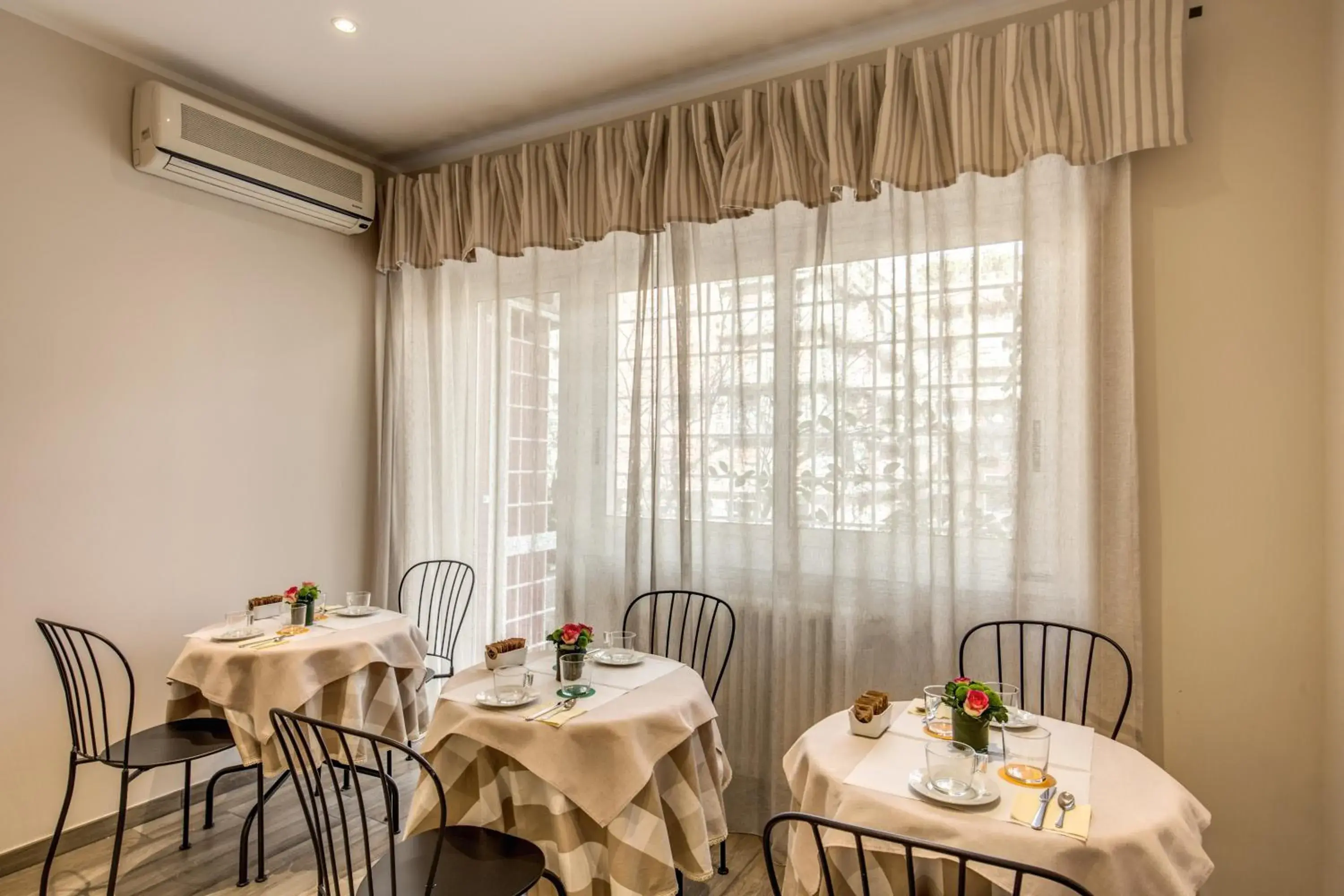 Property building in Casa Mia Vaticano Guest House Property building in Casa Mia Vaticano Guest House