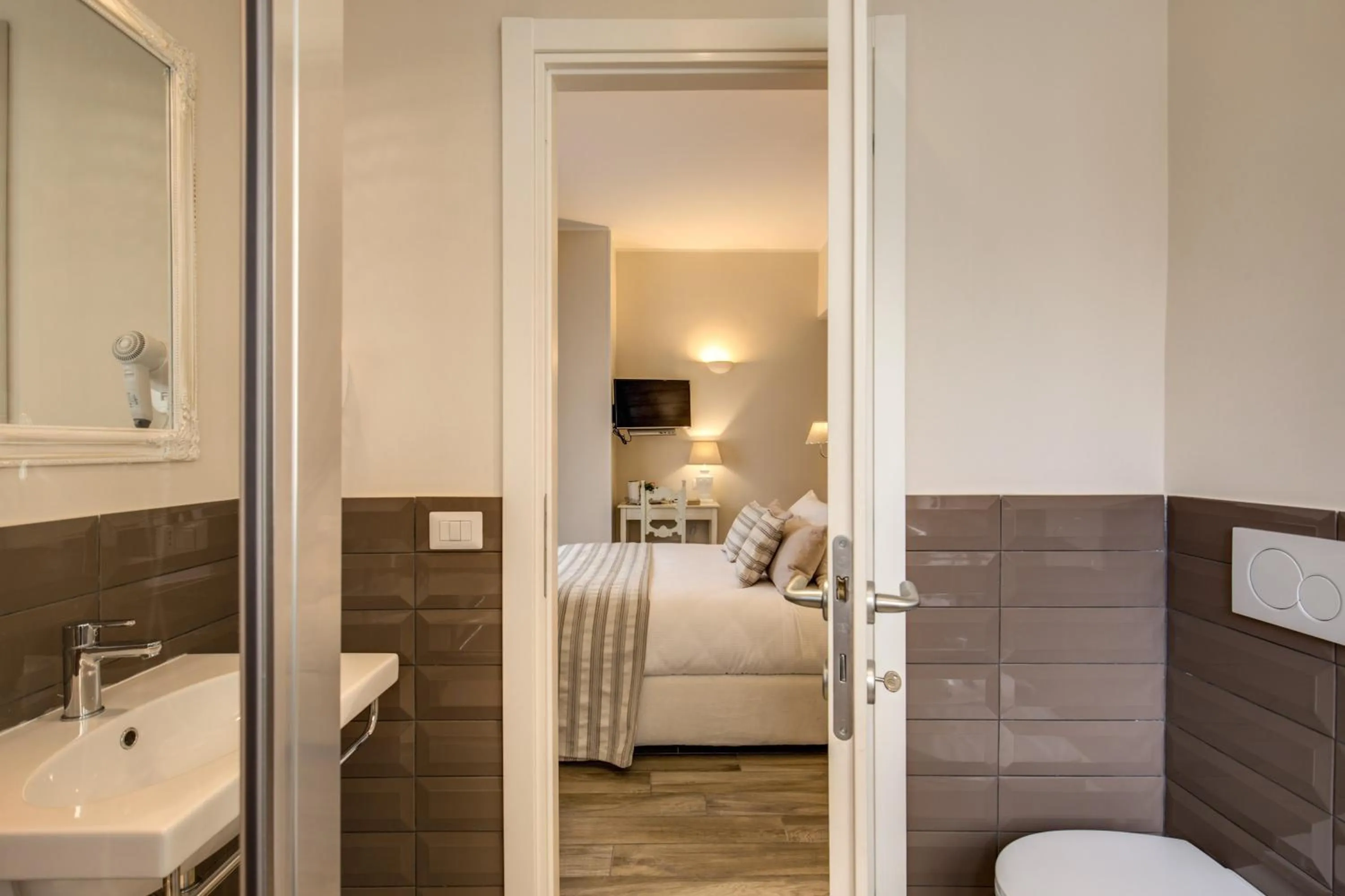 Bathroom, Bed in Casa Mia Vaticano Guest House