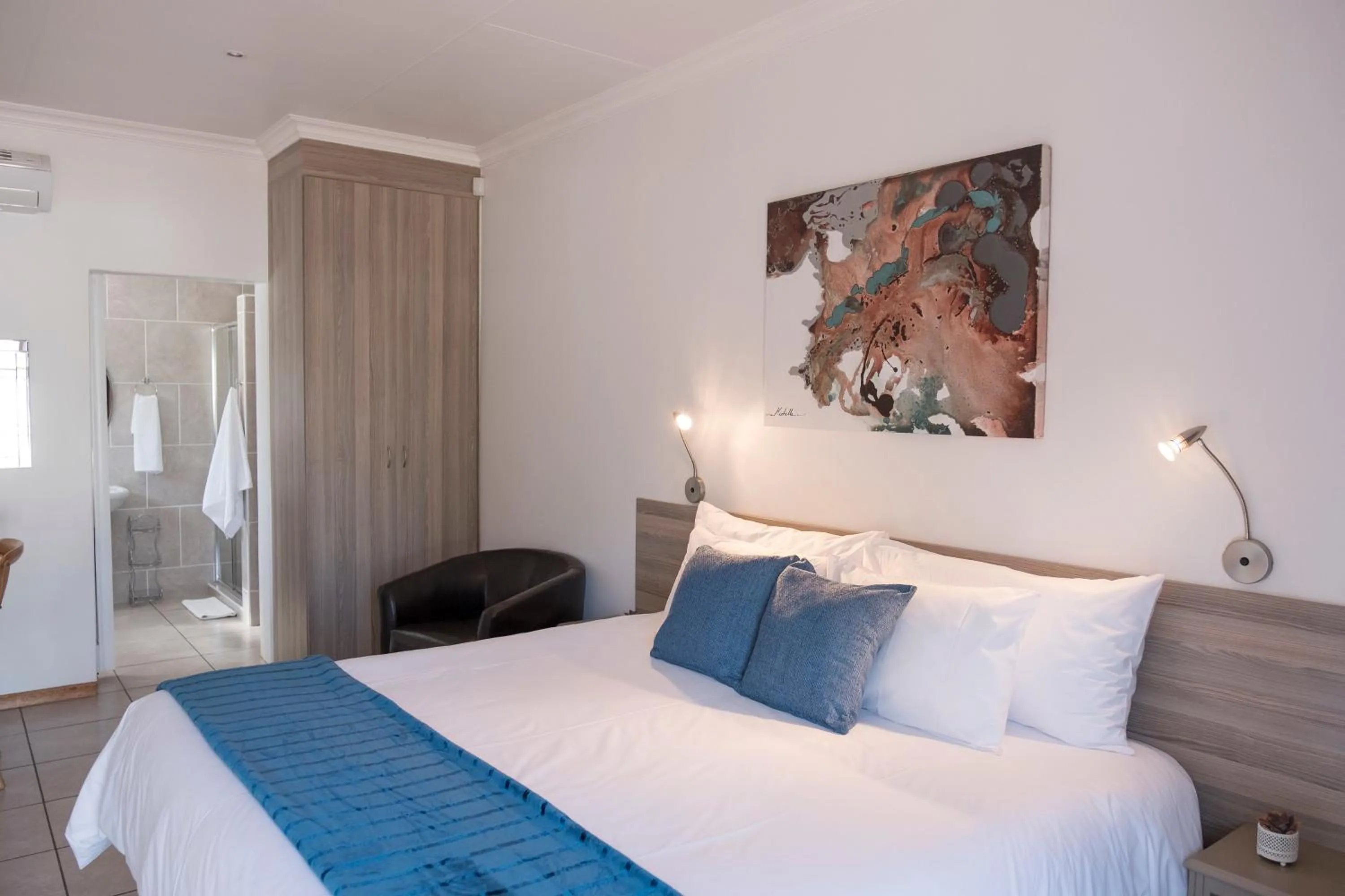 Bedroom, Bed in President Lodge