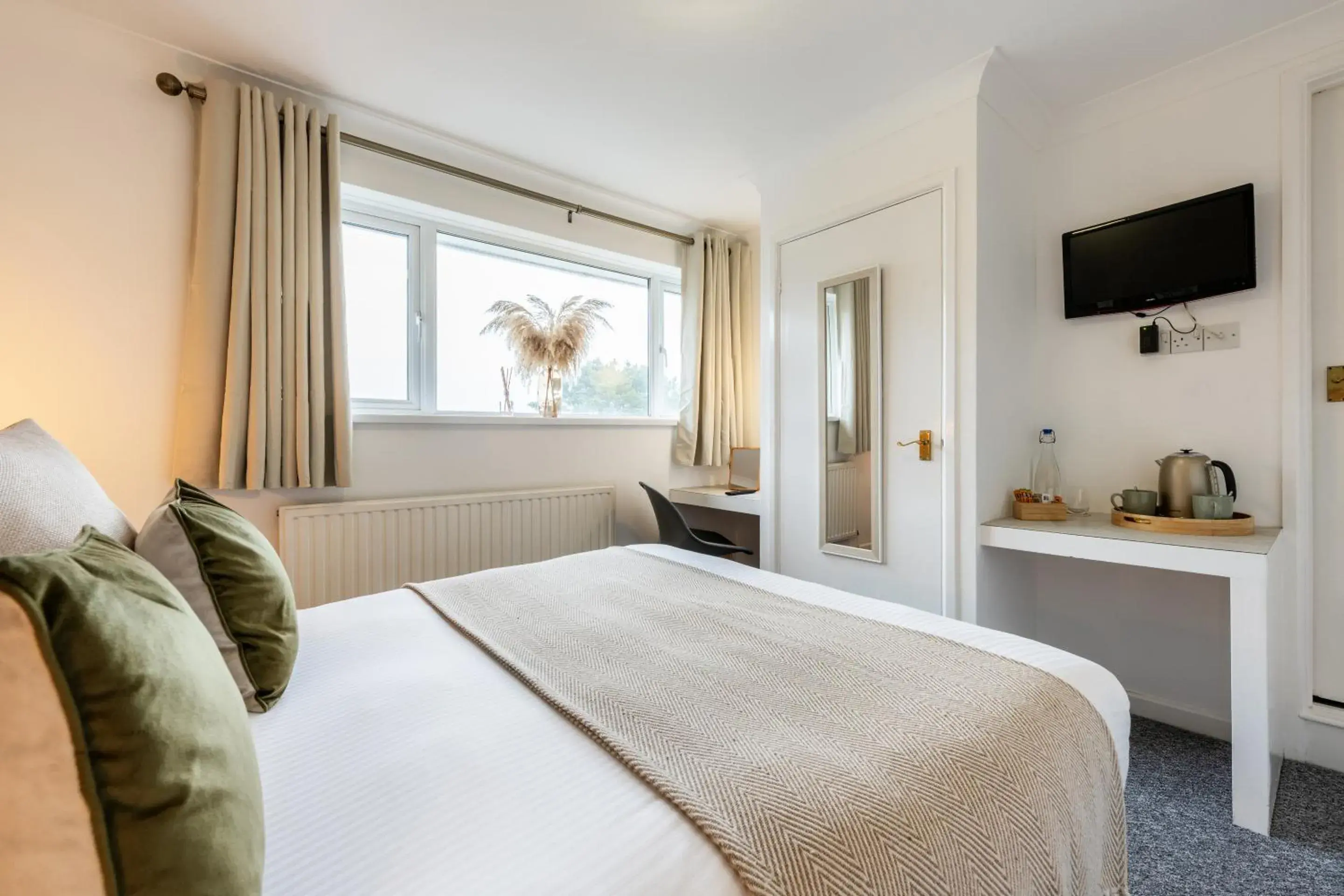 Bedroom, Bed in Inn For All Seasons Bedroom, Bed in Inn For All Seasons