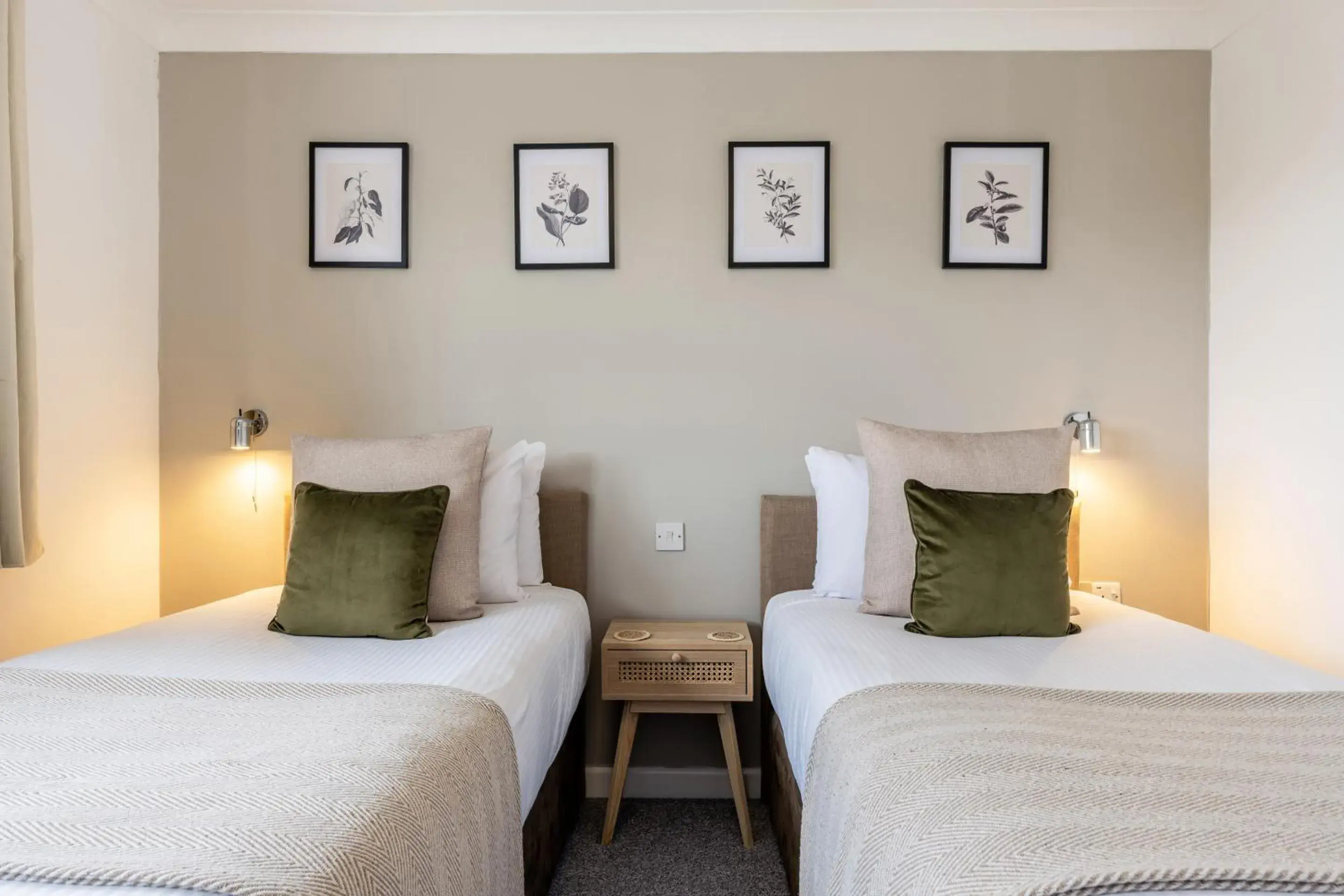 Bedroom, Bed in Inn For All Seasons Bedroom, Bed in Inn For All Seasons