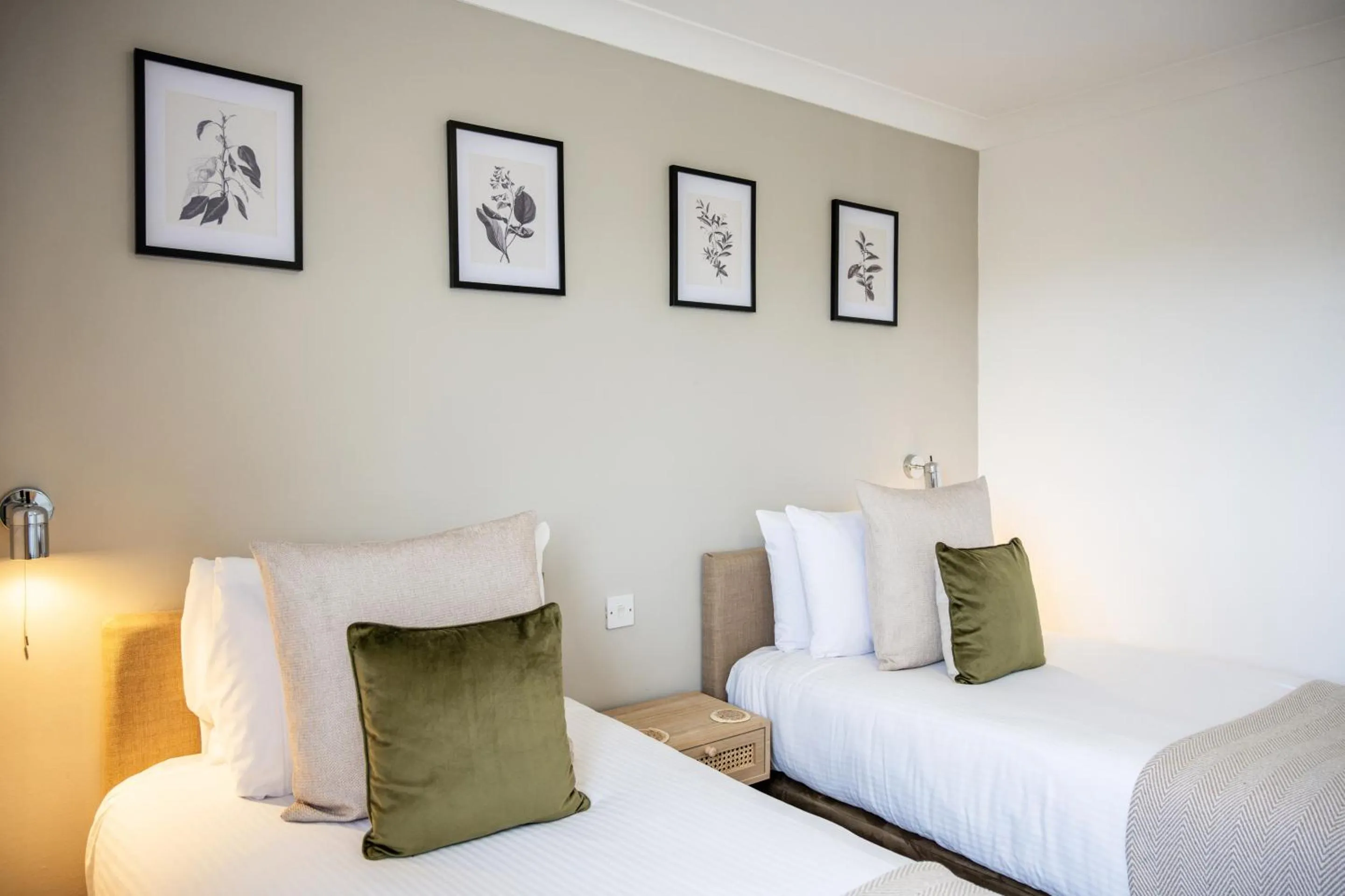 Bedroom, Bed in Inn For All Seasons