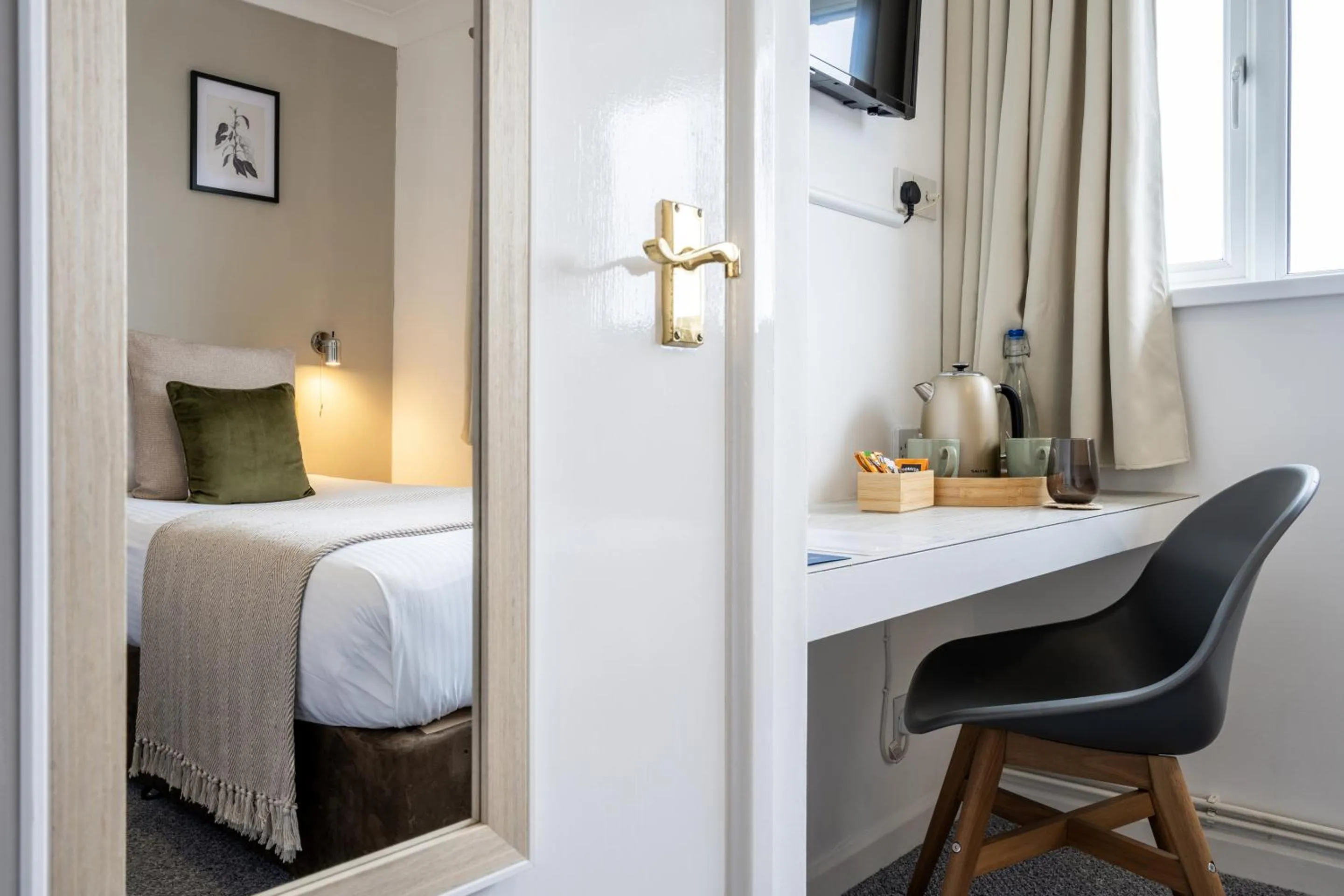 Bedroom, Bed in Inn For All Seasons