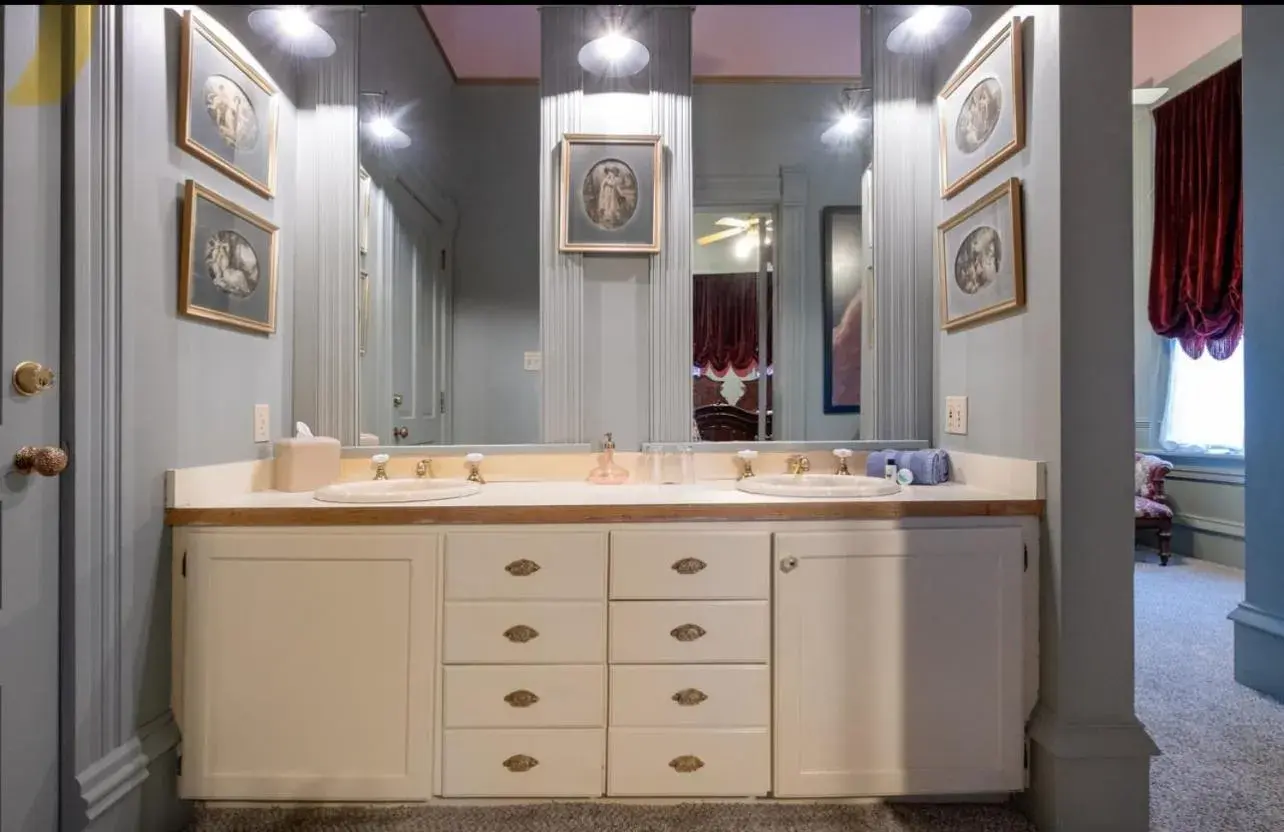 King Suite in The Empress of Little Rock King Suite in The Empress of Little Rock