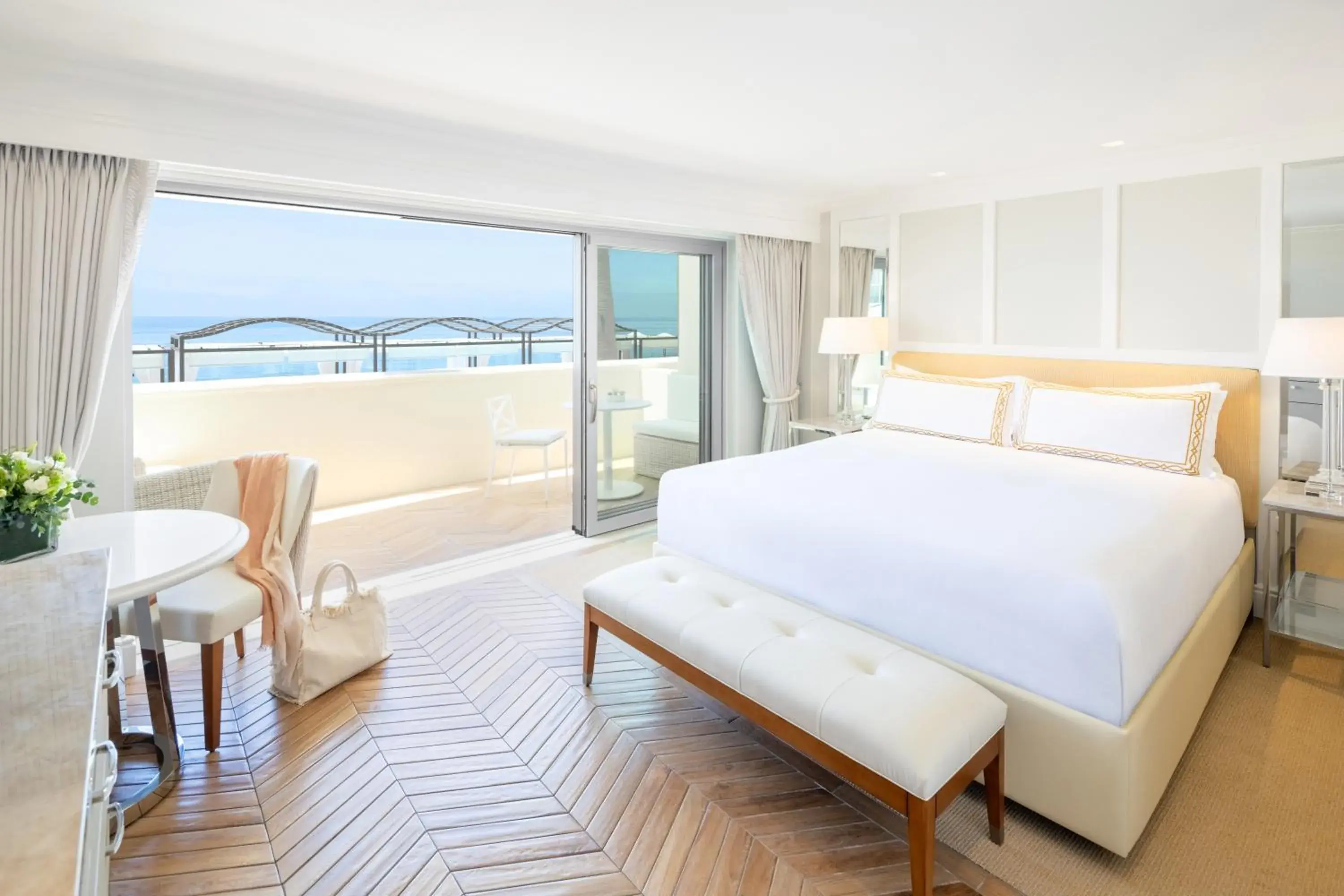 Bed in Surf & Sand Laguna Beach Bed in Surf & Sand Laguna Beach