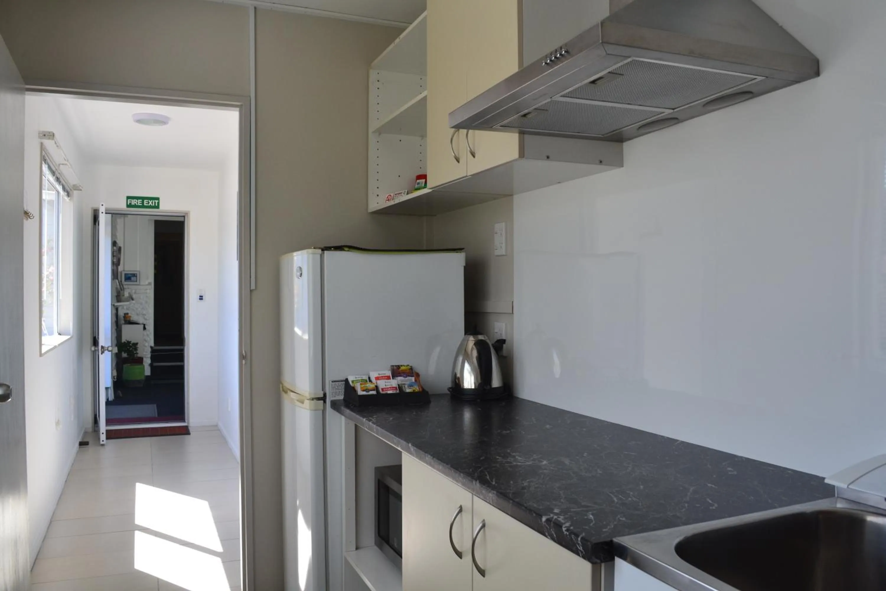 Kitchen or kitchenette in McWilliam Apartments