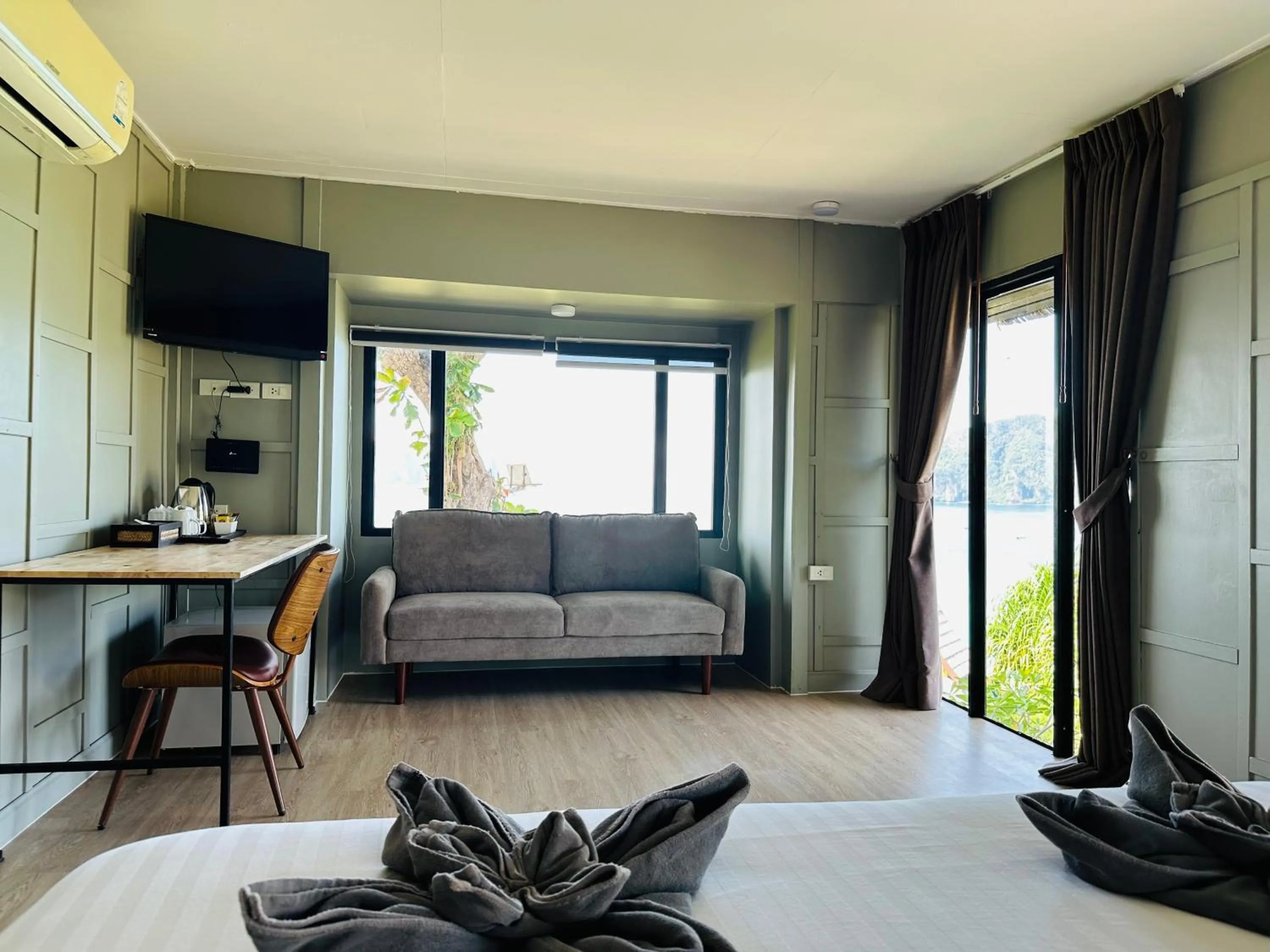 Seating area, Bed in HIP Seaview Resort @ Phi Phi