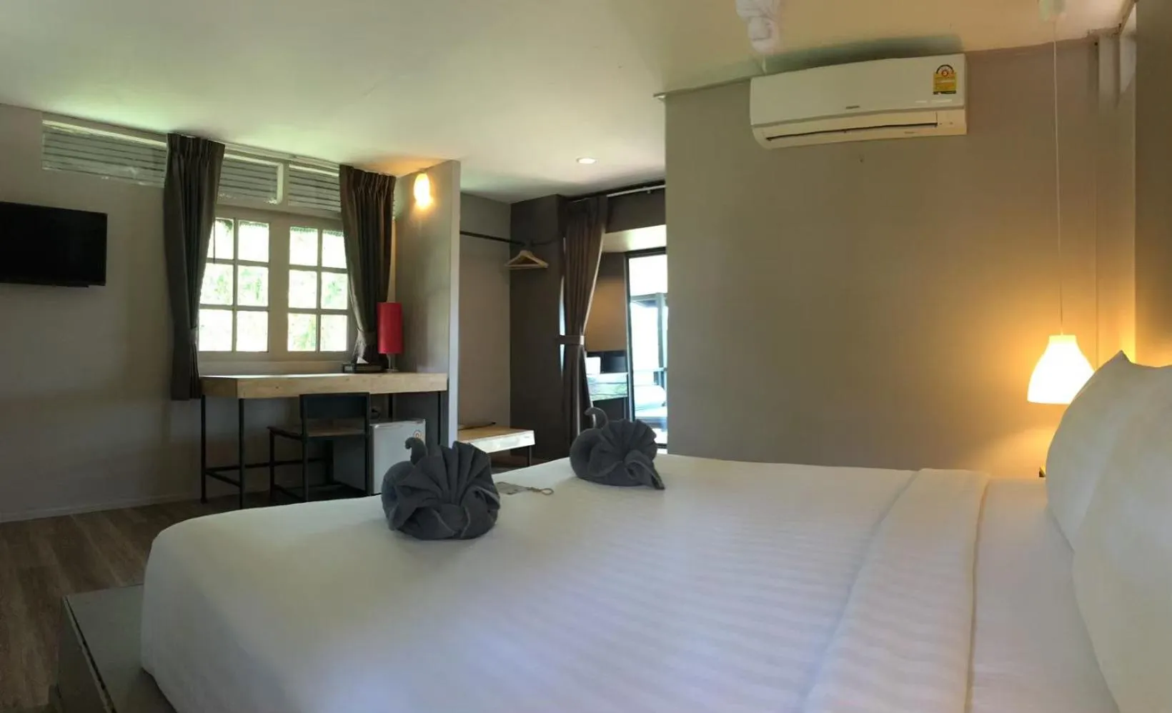 Photo of the whole room, Bed in HIP Seaview Resort @ Phi Phi