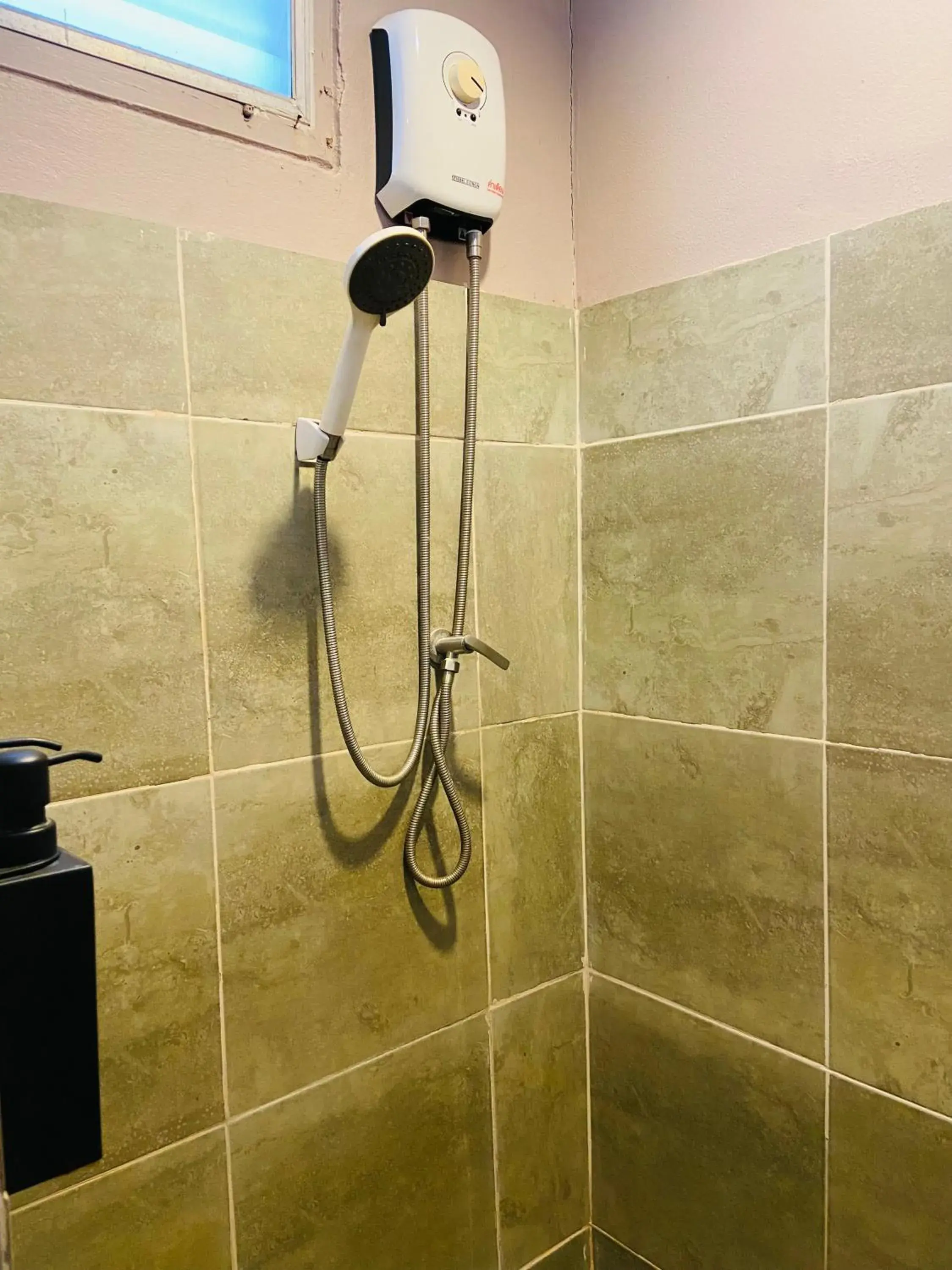 Shower in HIP Seaview Resort @ Phi Phi Shower in HIP Seaview Resort @ Phi Phi