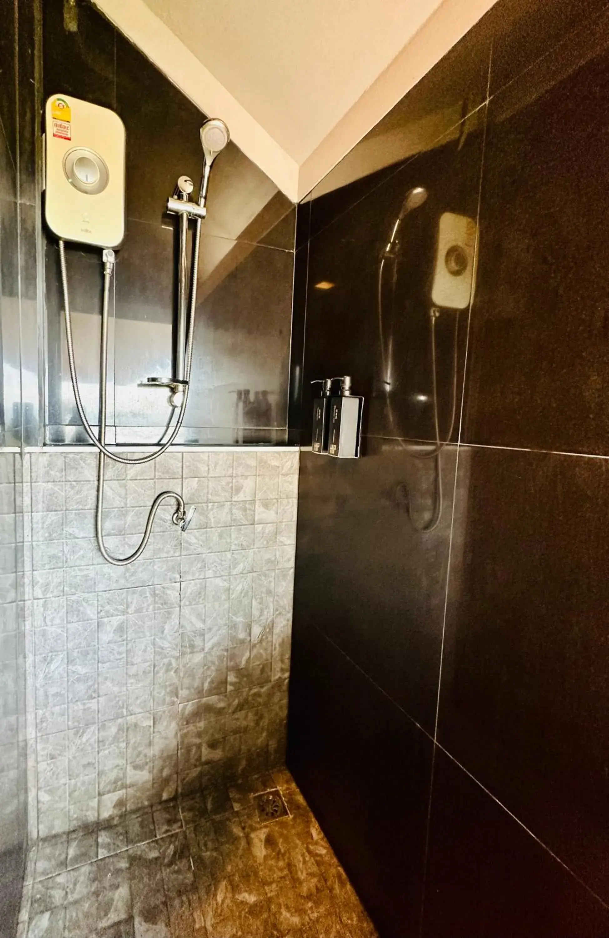 Shower in HIP Seaview Resort @ Phi Phi Shower in HIP Seaview Resort @ Phi Phi