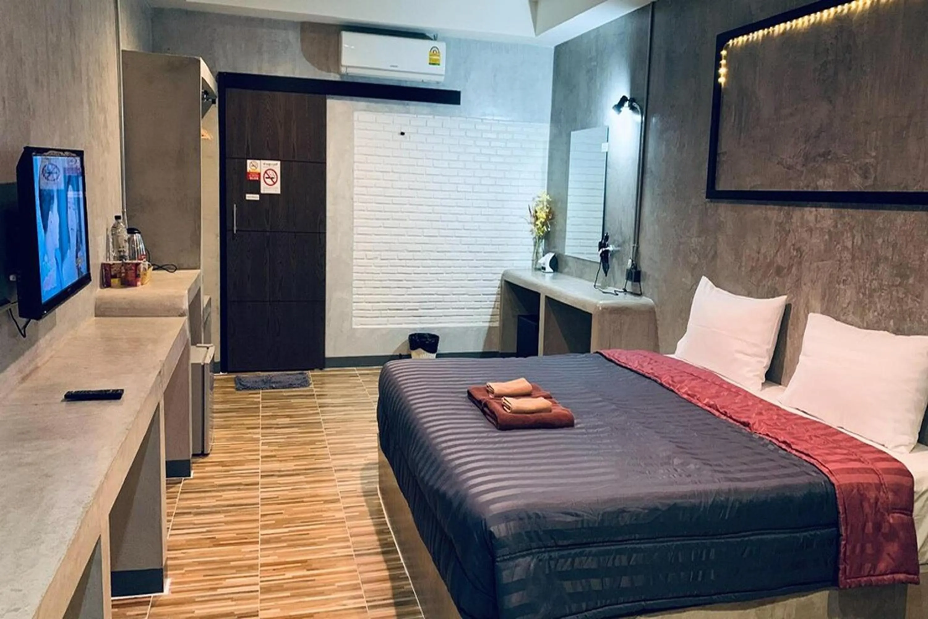 Photo of the whole room, Bed in The Loft @Chiangrai