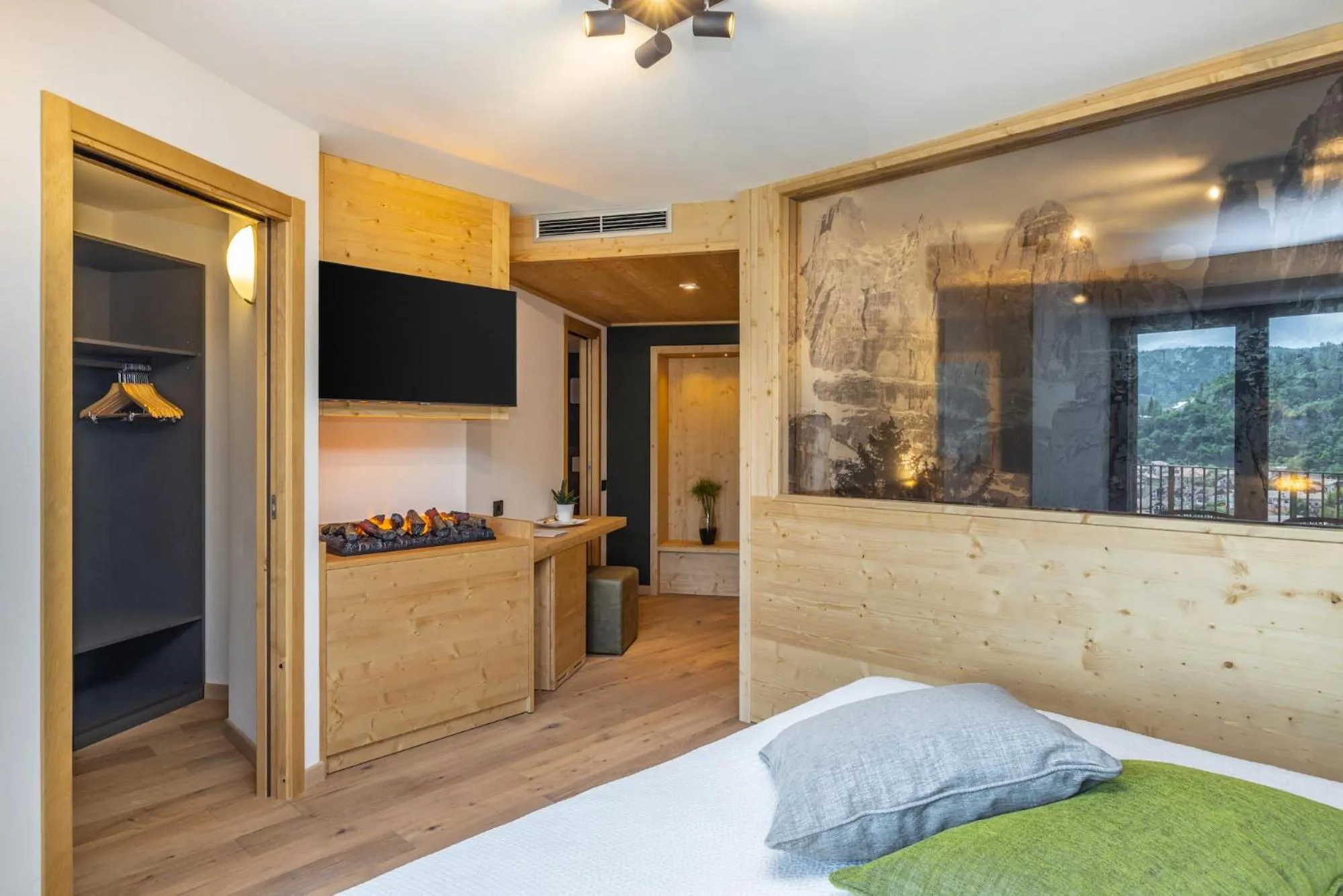 Photo of the whole room, Bed in Miravalle