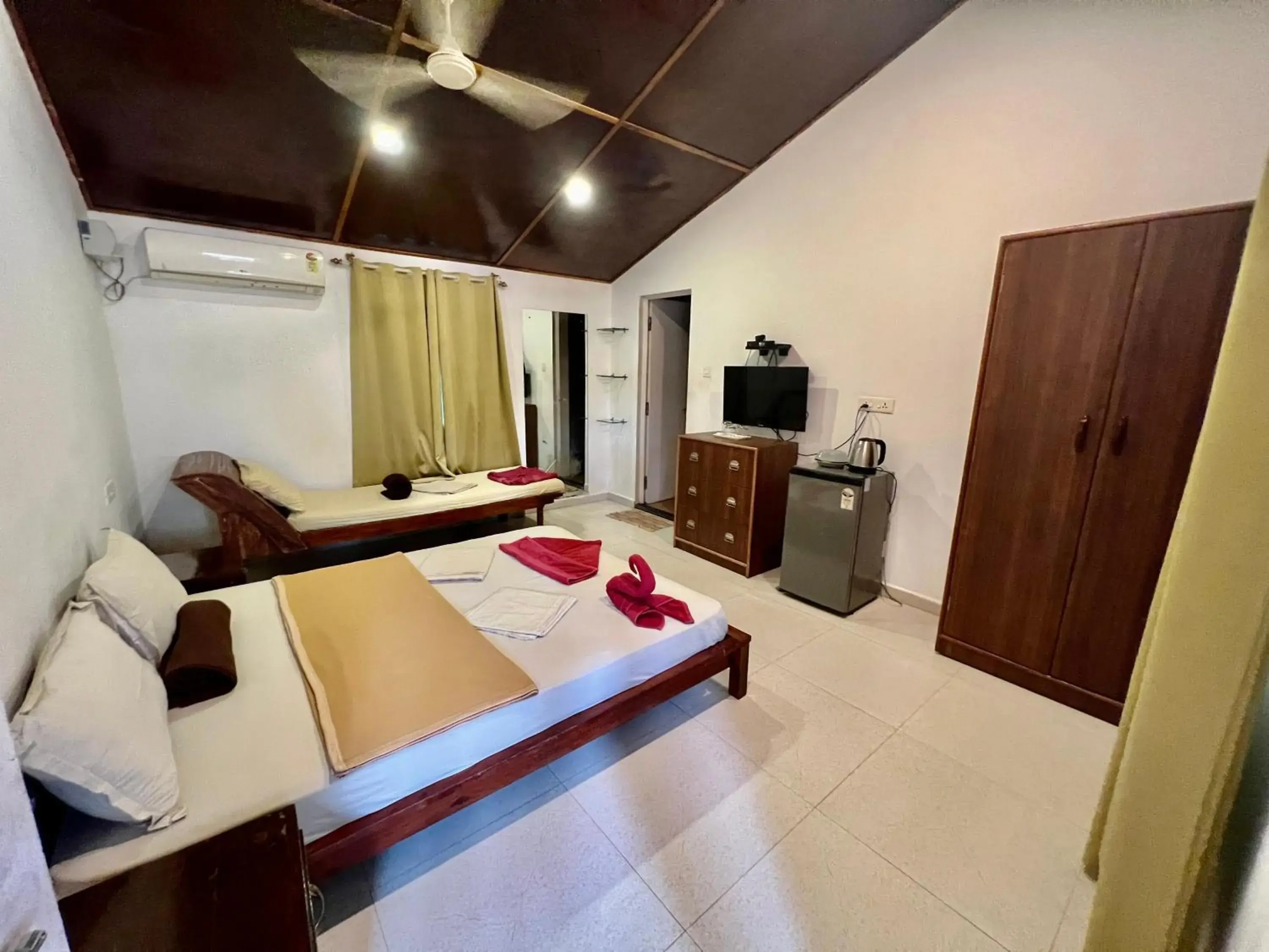 Deluxe Triple Room in Fatima Guest House Deluxe Triple Room in Fatima Guest House