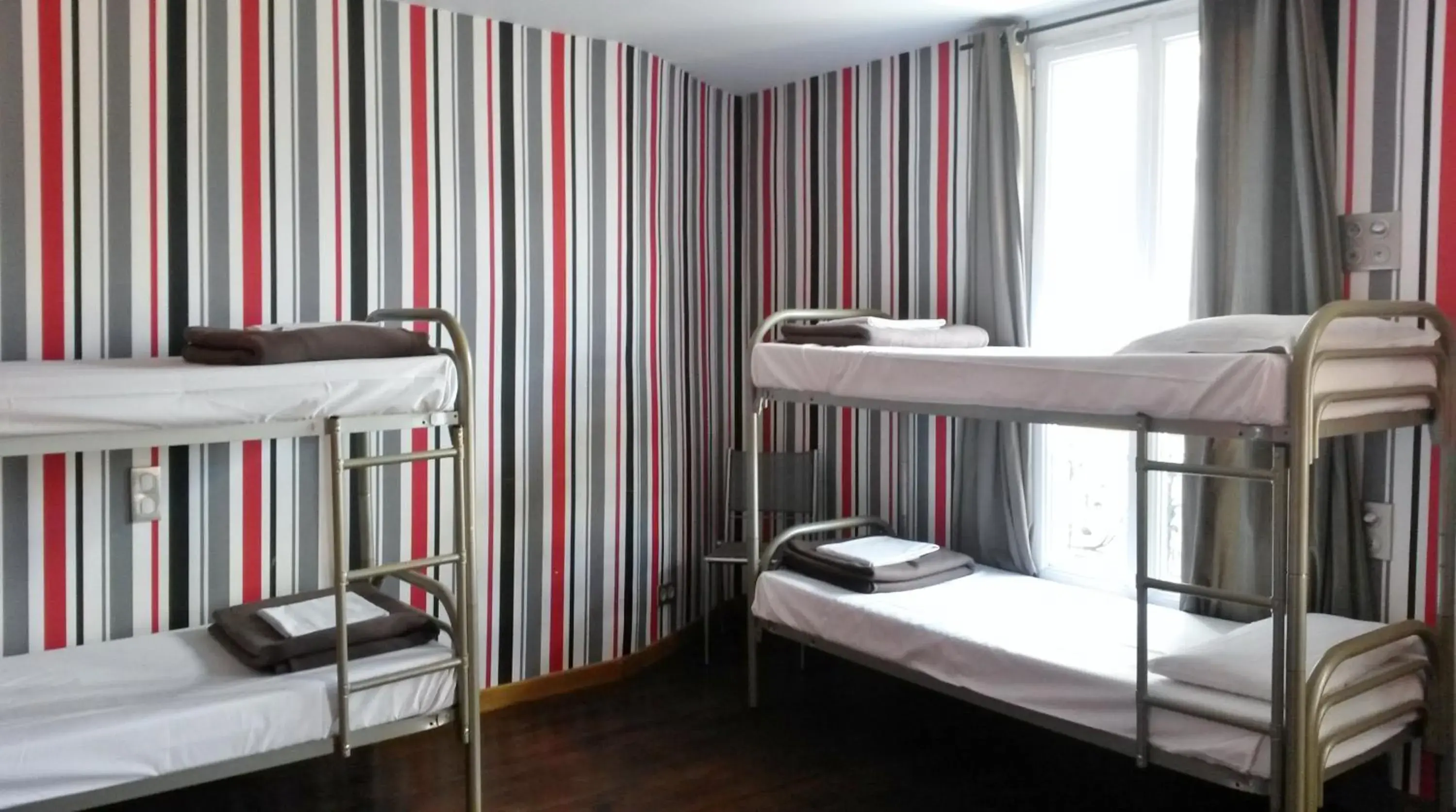 Bed in 4-Bed Mixed Dormitory Room in Oops! Latin quarter by Hiphophostels Bed in 4-Bed Mixed Dormitory Room in Oops! Latin quarter by Hiphophostels