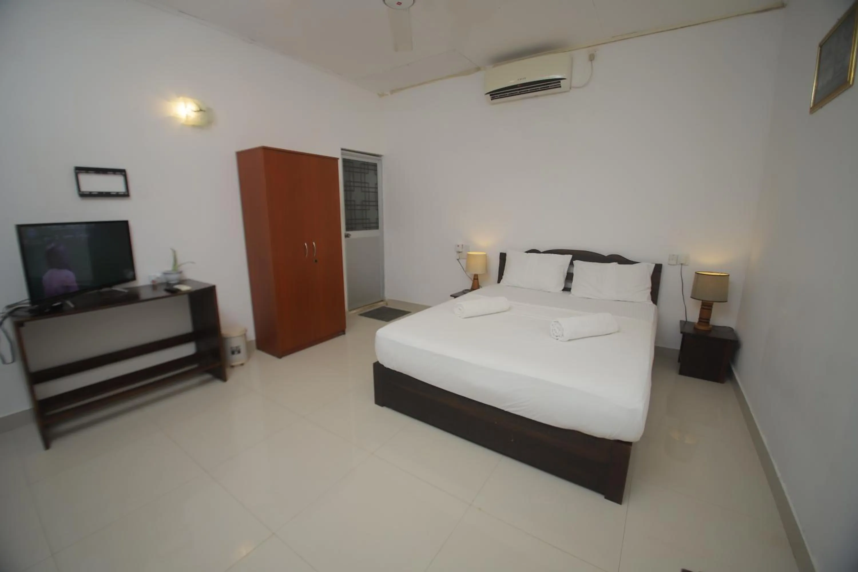 Communal lounge/ TV room, Bed in Birdsong Leisure Resort