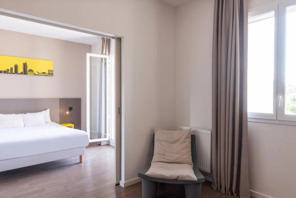 Bed in Westlodge Dardilly Lyon Nord