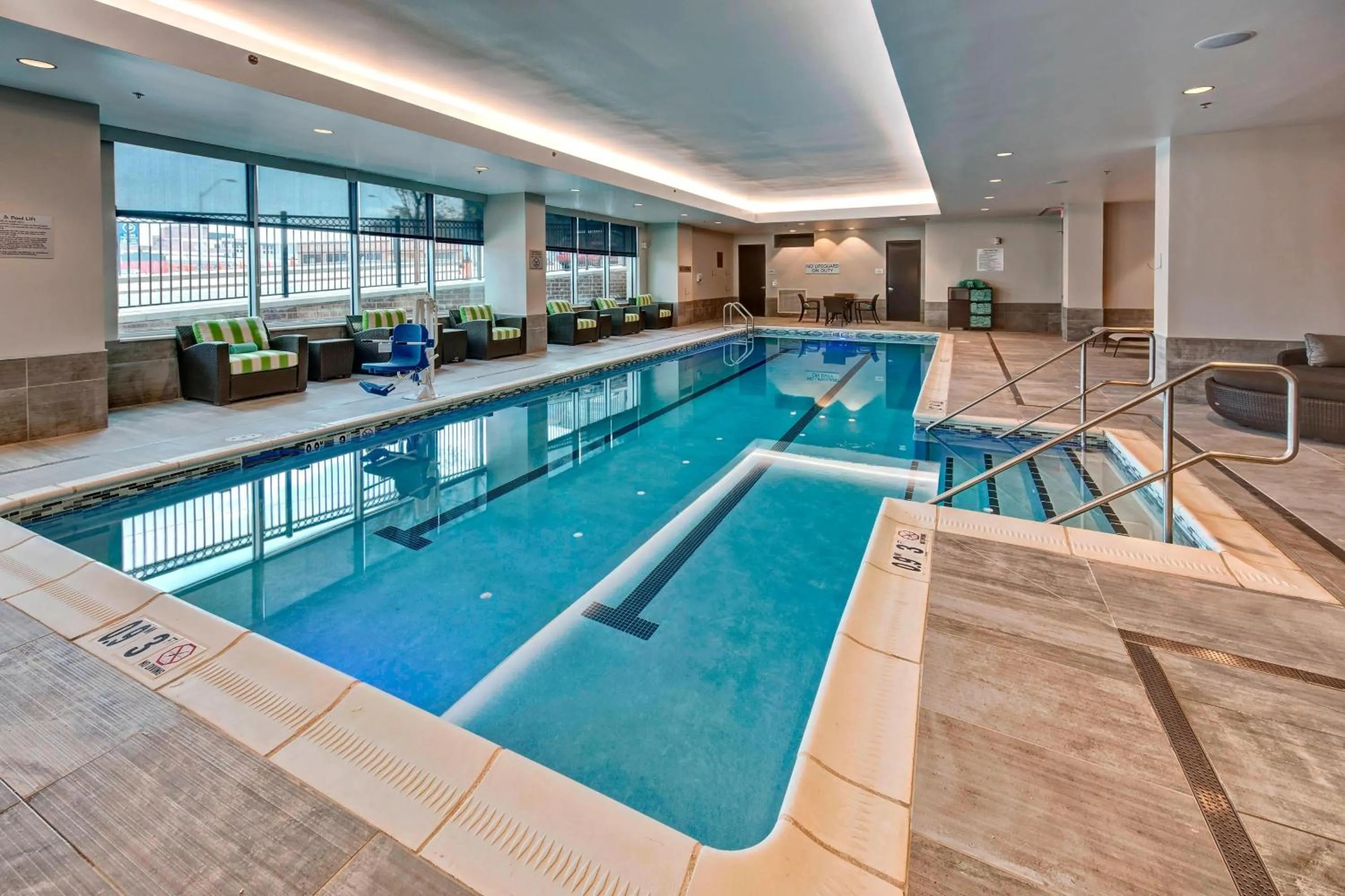 Swimming pool in Courtyard by Marriott Kansas City Downtown/Convention Center