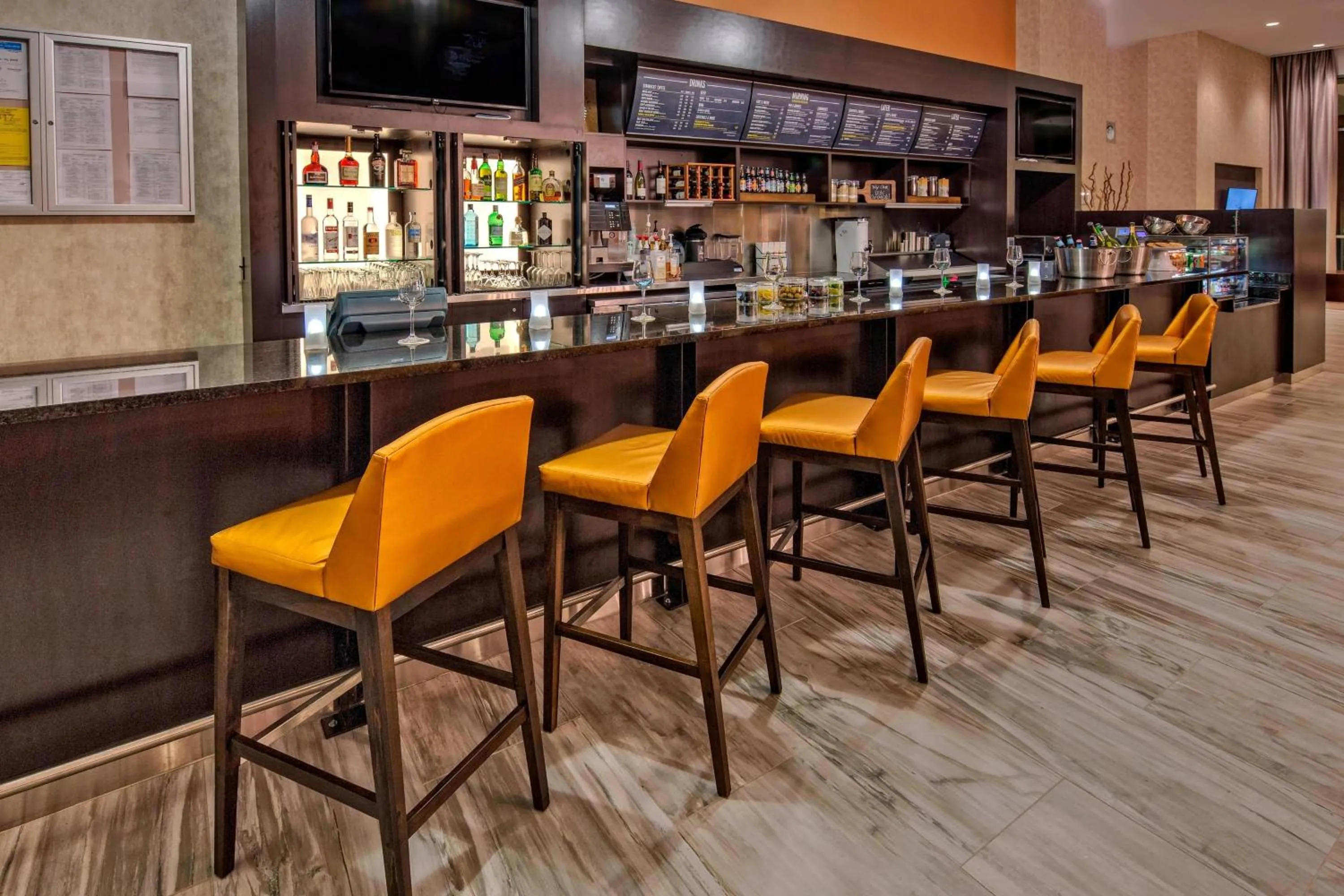 Restaurant/places to eat in Courtyard by Marriott Kansas City Downtown/Convention Center