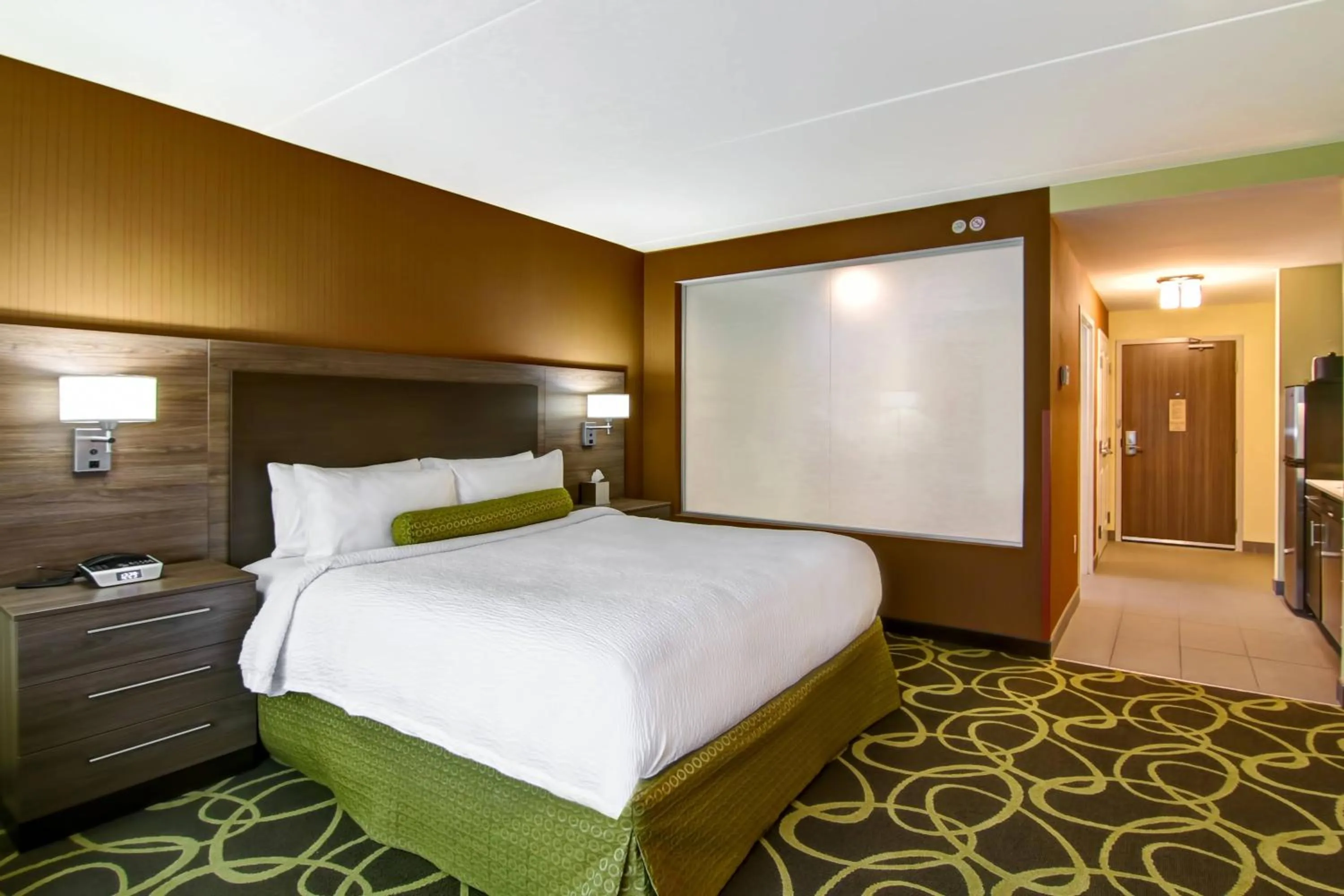 Swimming pool, Bed in TownePlace Suites by Marriott Kincardine