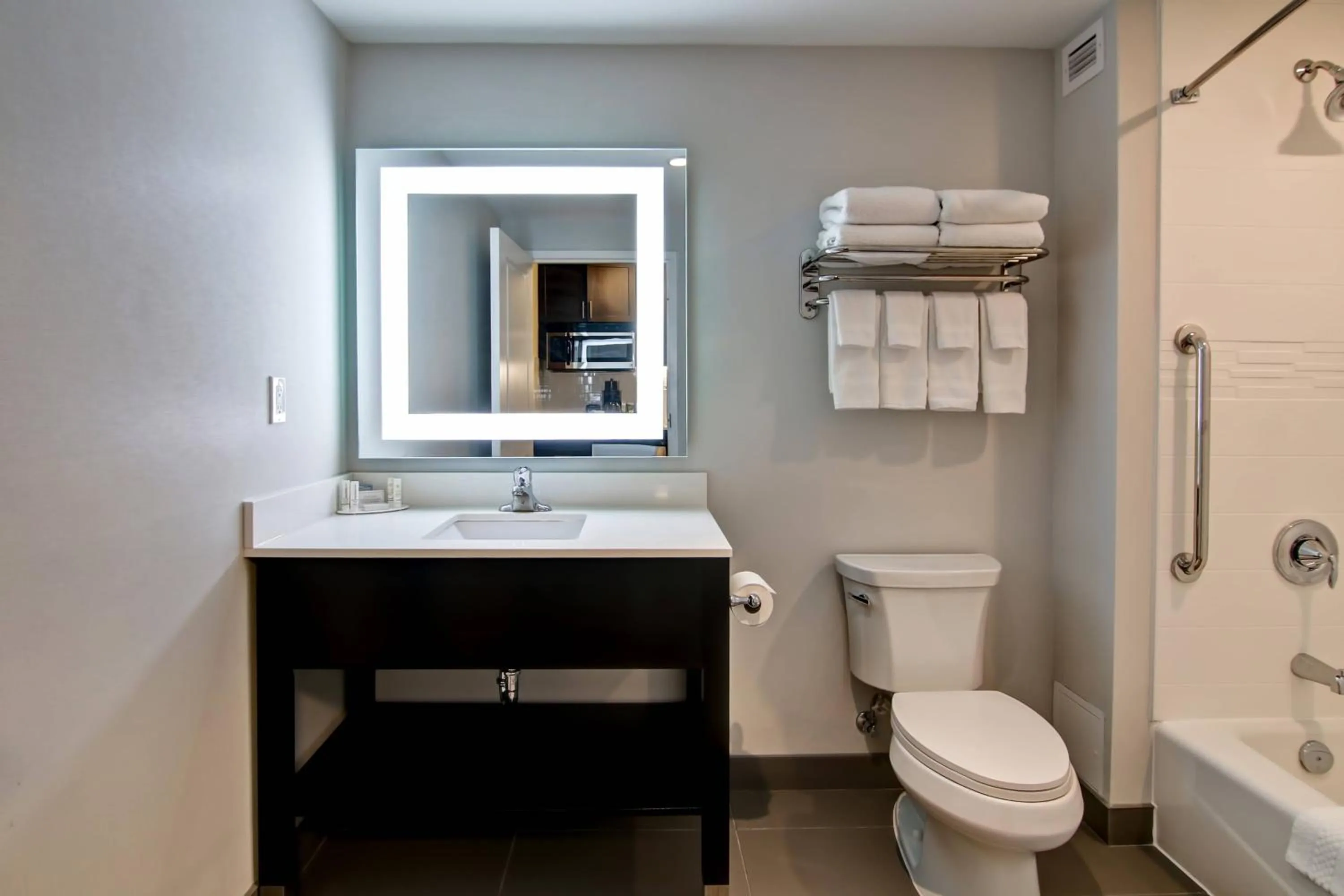 Bathroom in TownePlace Suites by Marriott Kincardine