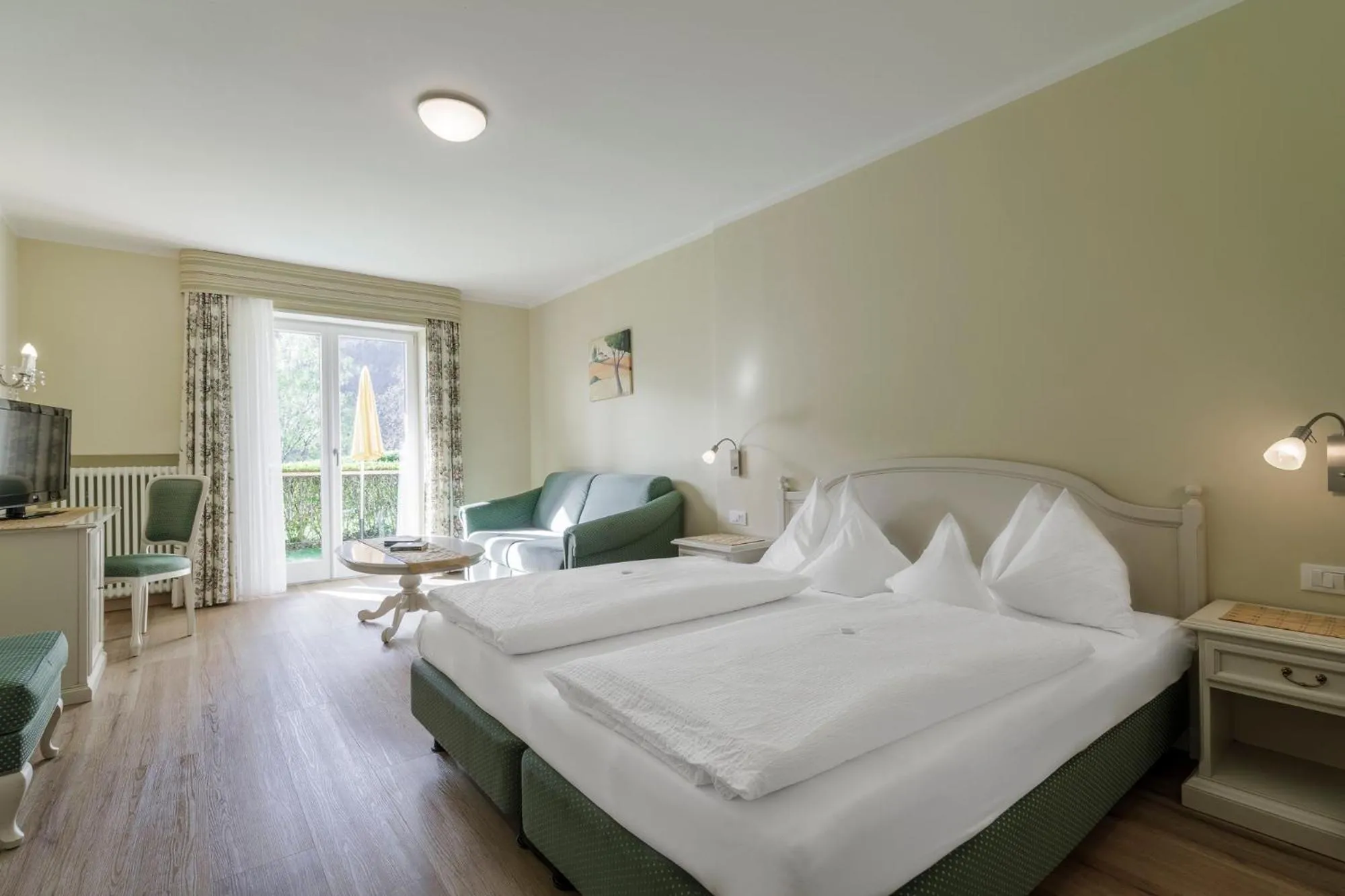 Bed in Hotel Mitlechnerhof