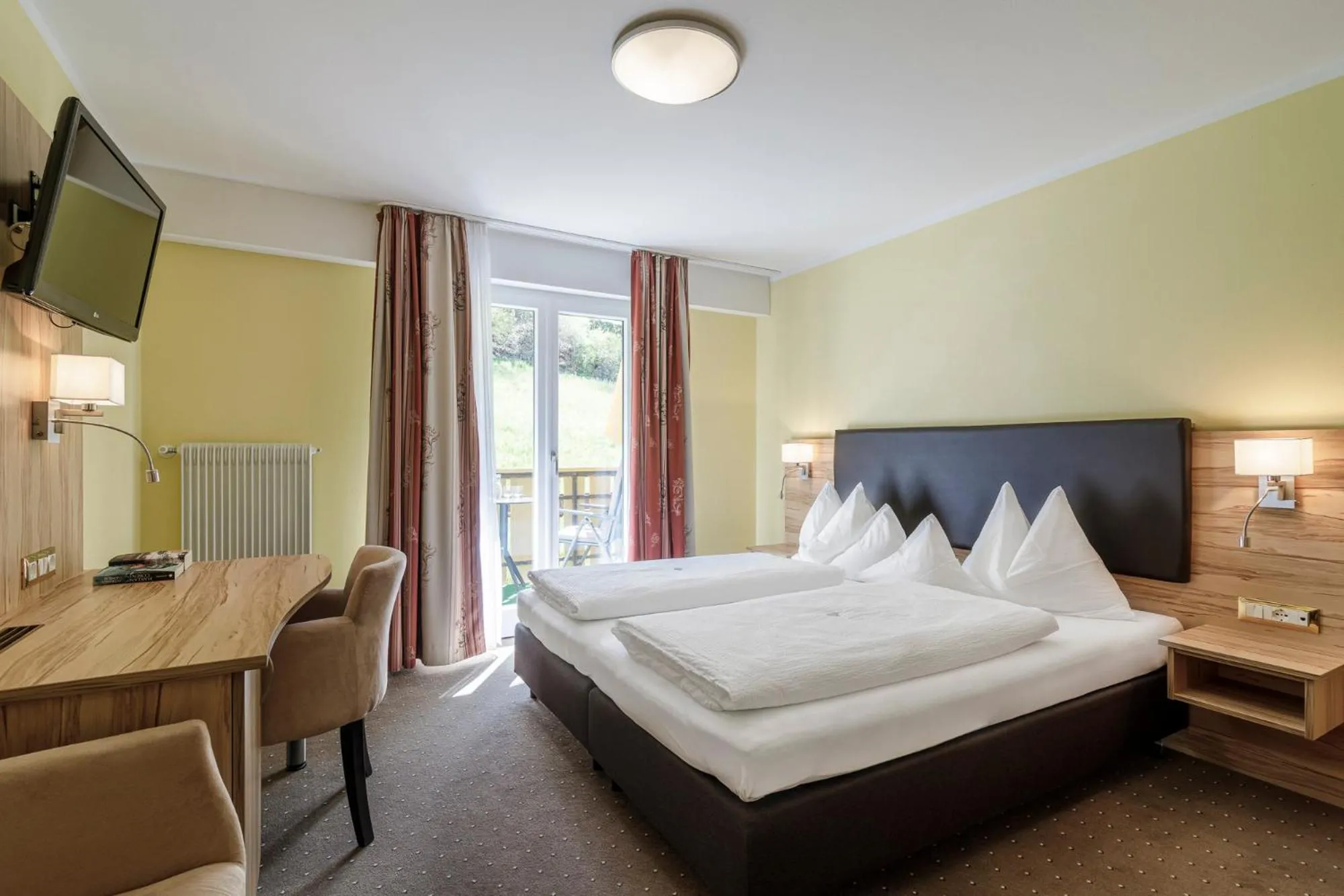 Bed in Hotel Mitlechnerhof