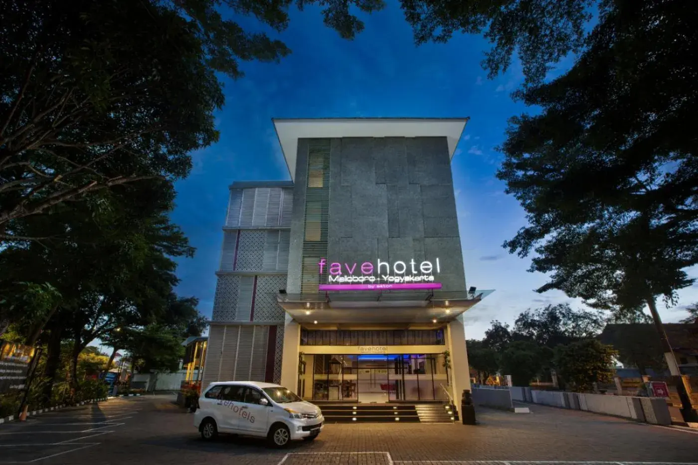 Facade/entrance in favehotel Malioboro - Yogyakarta Facade/entrance in favehotel Malioboro - Yogyakarta