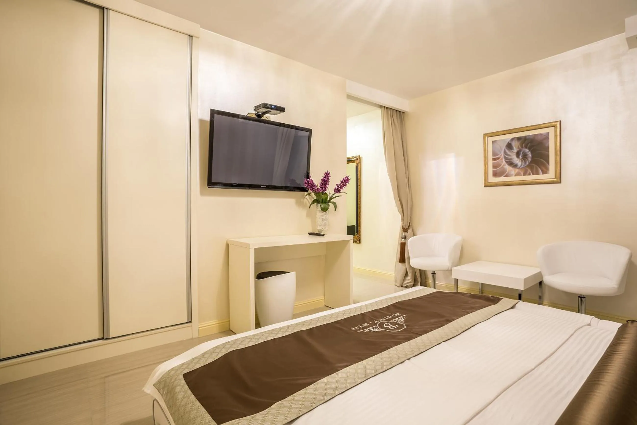 TV and multimedia, Bed in Guest House Benedict