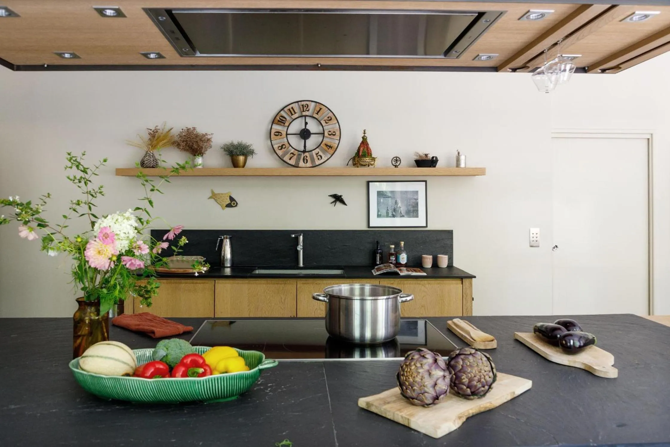Communal kitchen in La Magnanerie de l'Isle B&B
