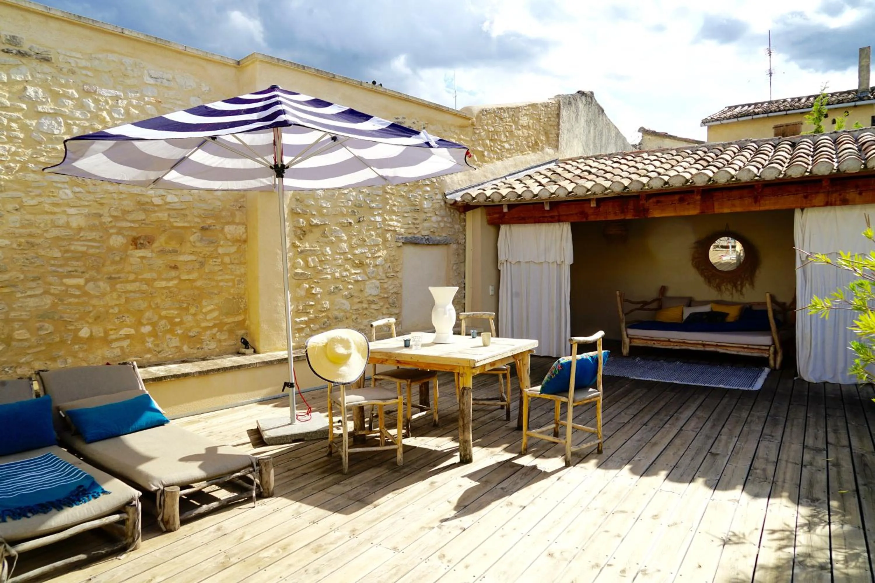 Patio in La Magnanerie de l'Isle B&B